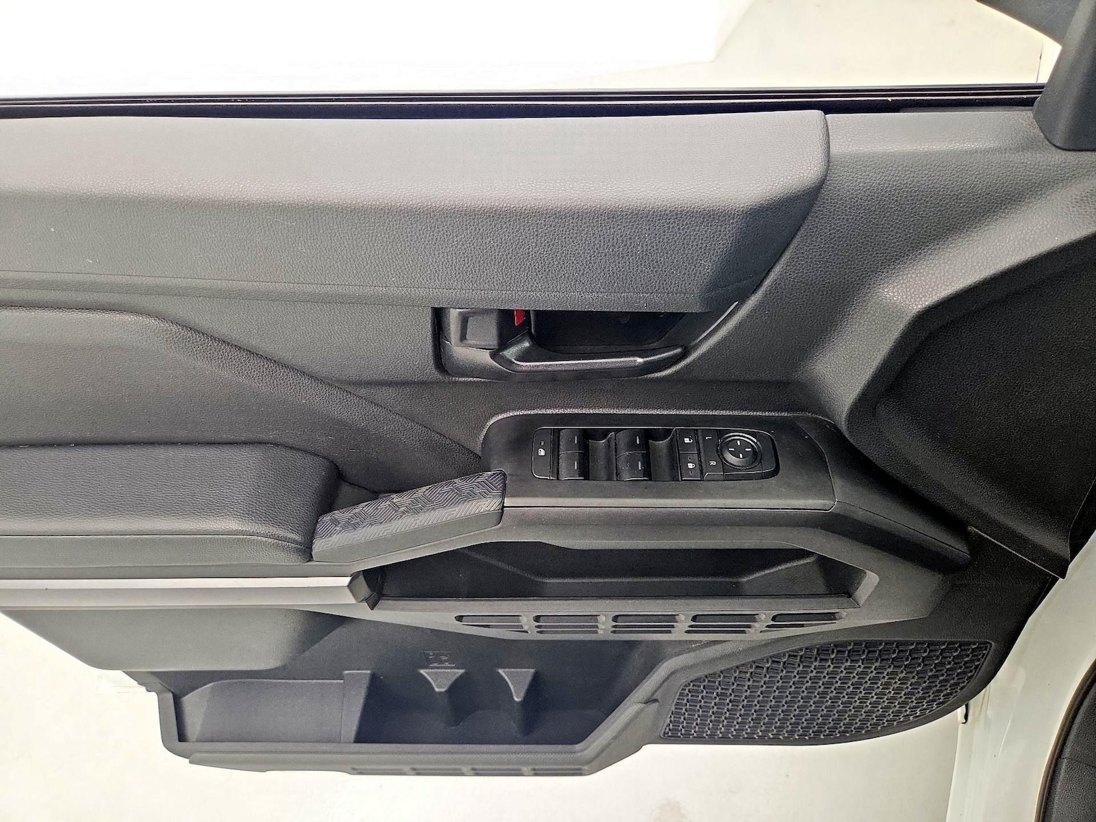 2025 Toyota Tacoma SR5 - Photo 13