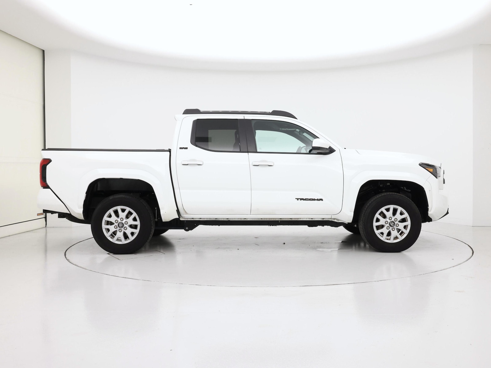 2025 Toyota Tacoma SR5 - Photo 8