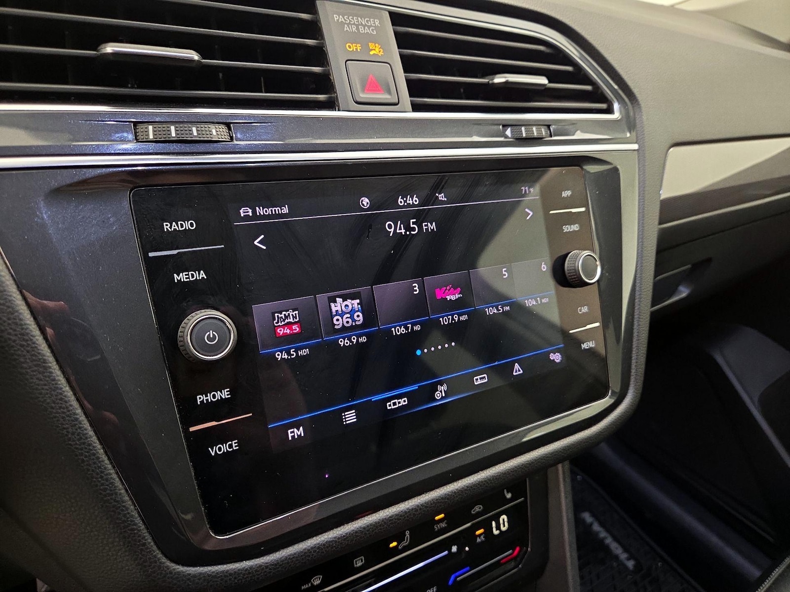 2023 Volkswagen Tiguan SE - Photo 16