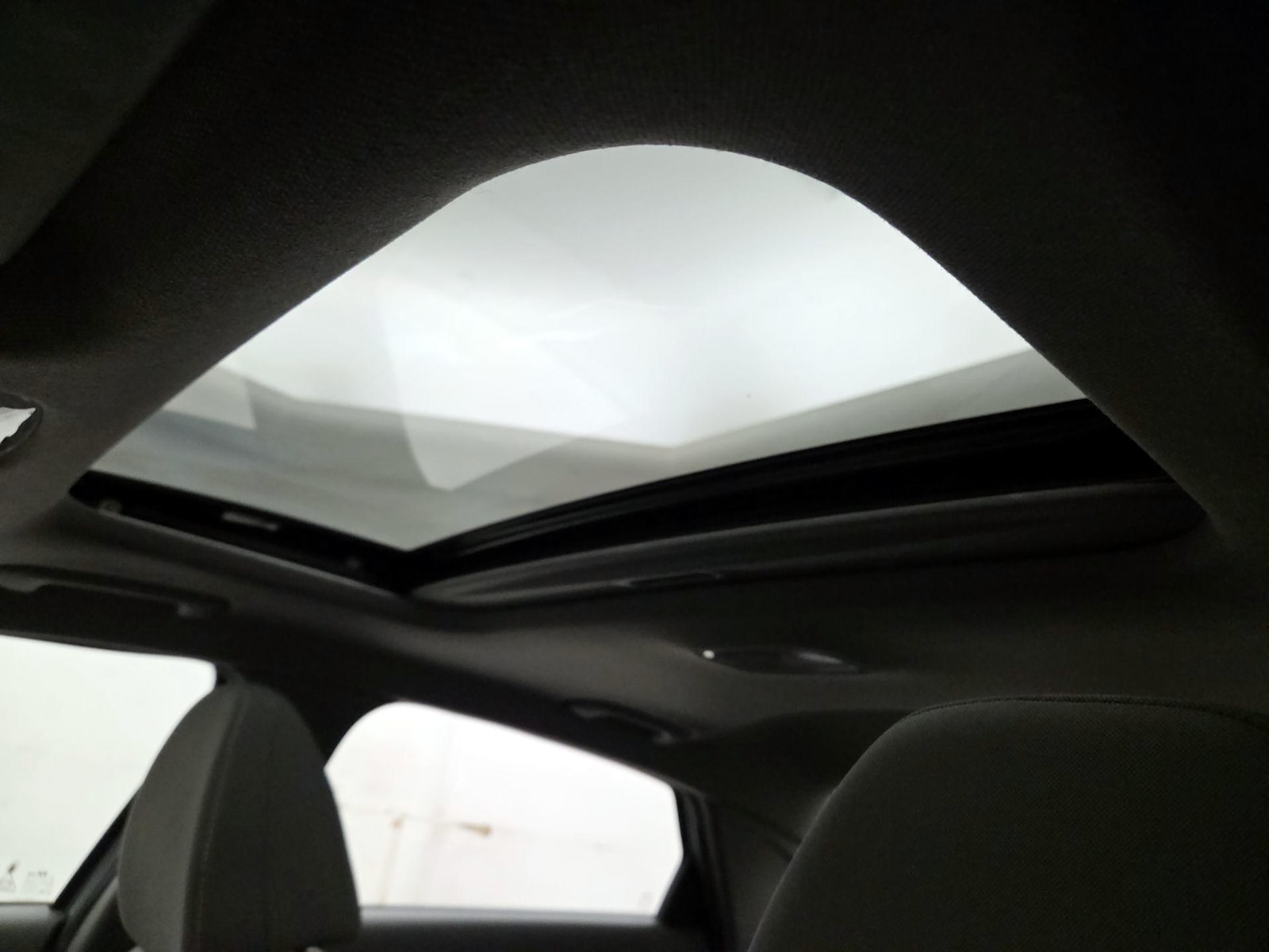Sunroof(s) & Overhead Airbags