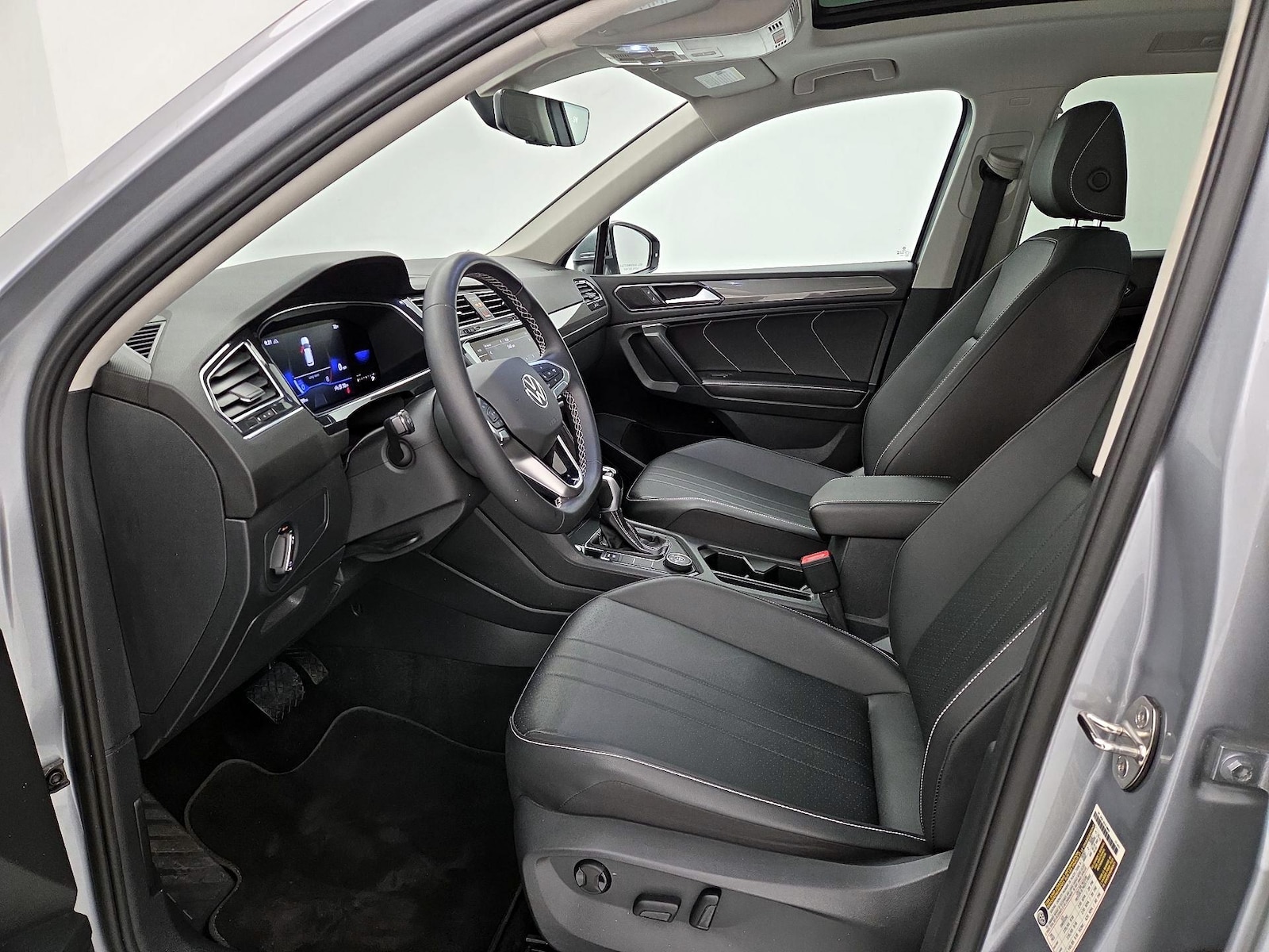2023 Volkswagen Tiguan SE - Photo 12