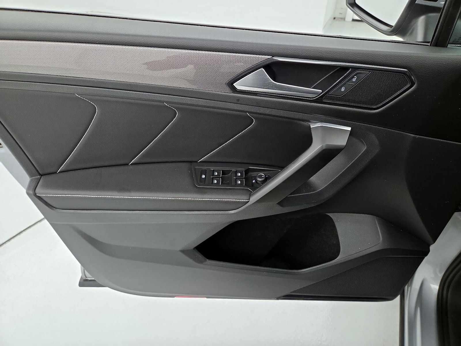 2023 Volkswagen Tiguan SE - Photo 13