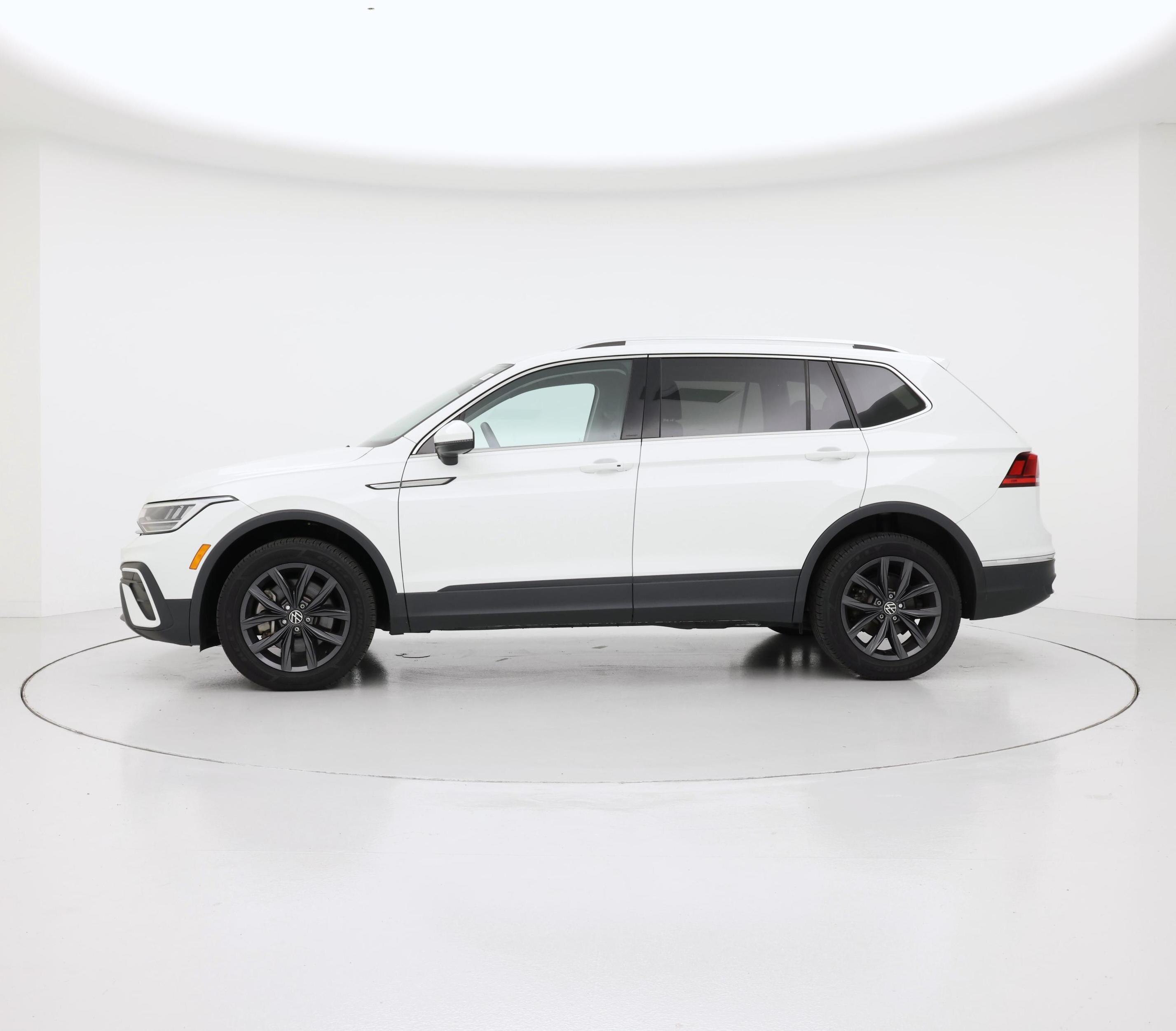 Thumbnail: 2022 Volkswagen Tiguan - 3