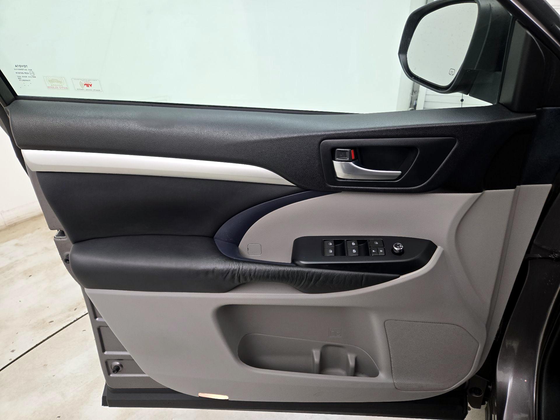 Thumbnail: 2015 Toyota Highlander - 12