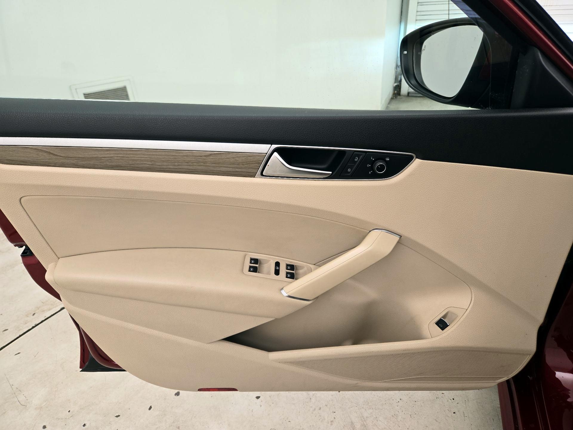 Thumbnail: 2016 Volkswagen Passat - 12