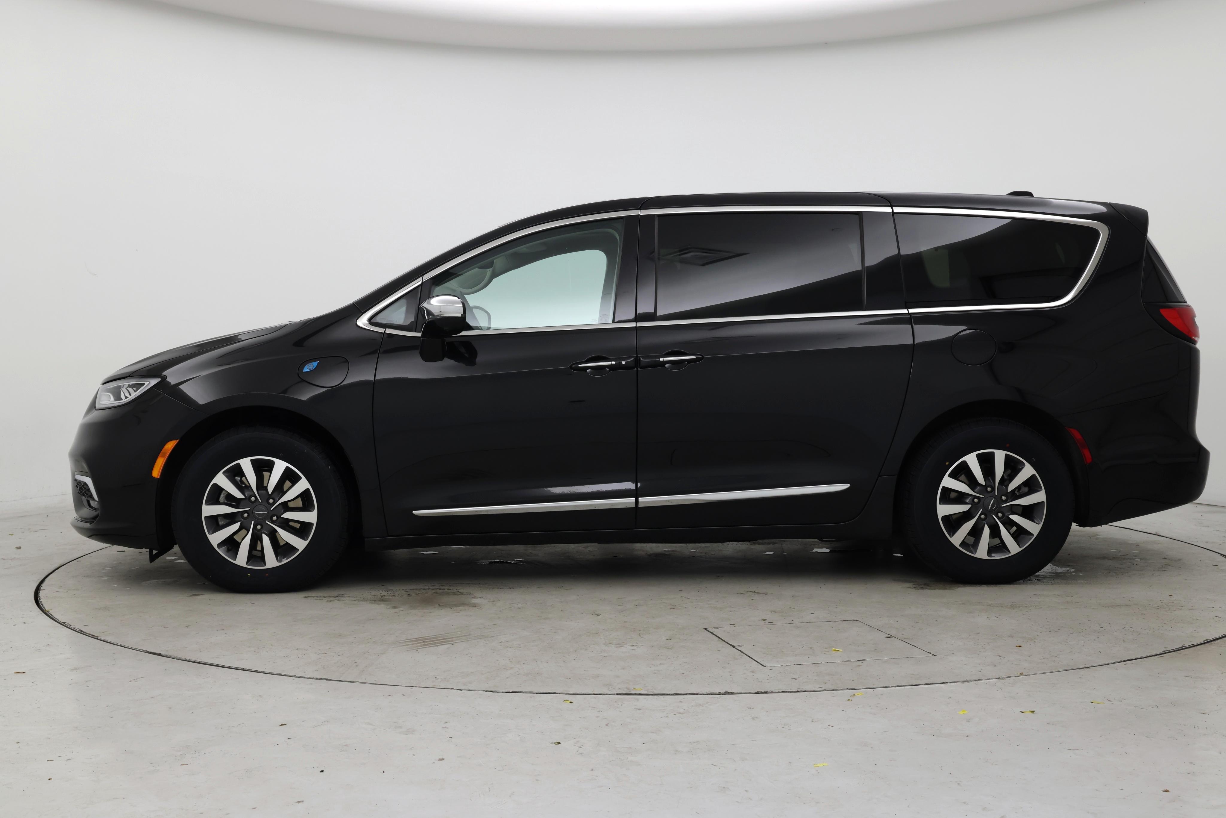Thumbnail: 2023 Chrysler Pacifica - 3