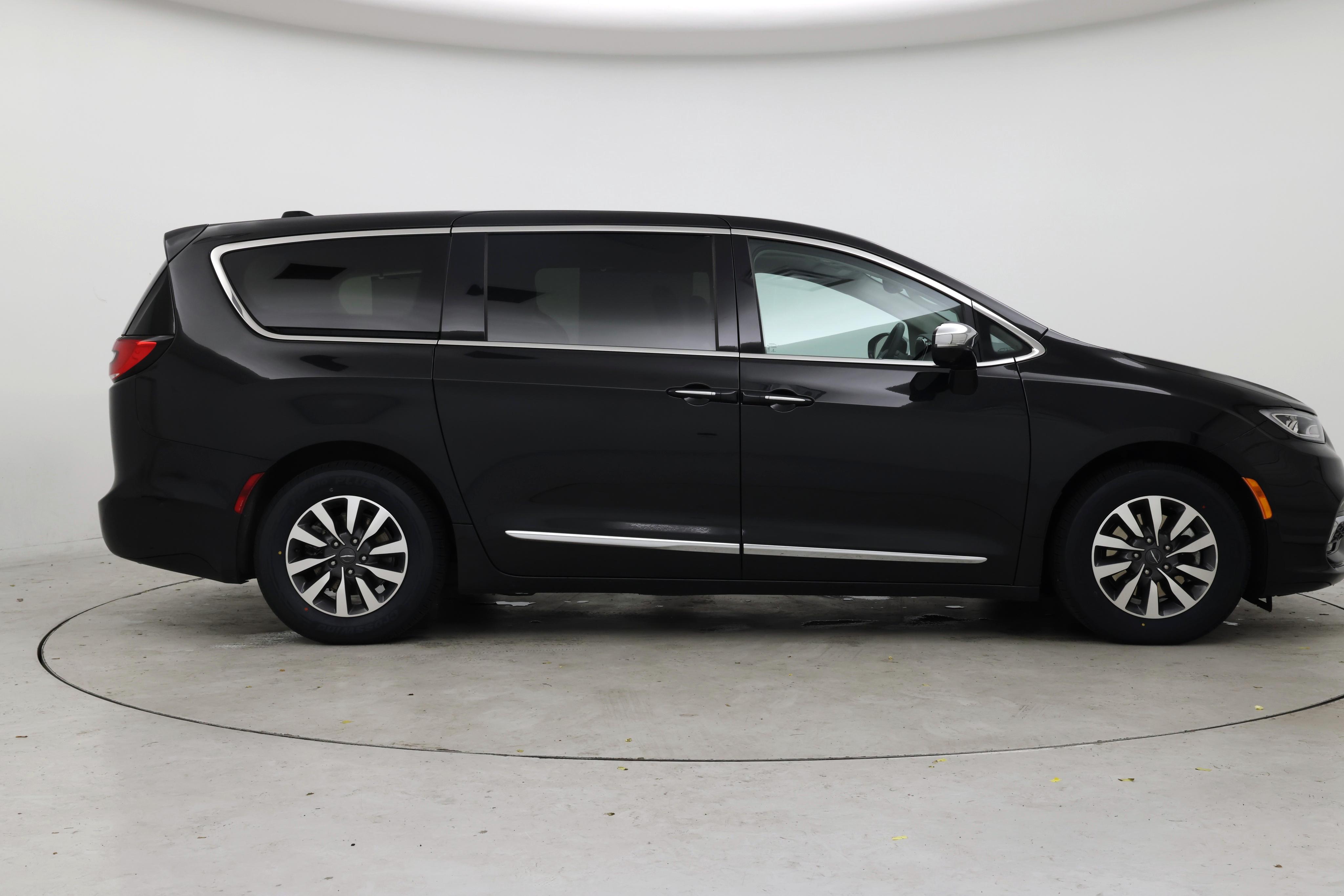 Thumbnail: 2023 Chrysler Pacifica - 7
