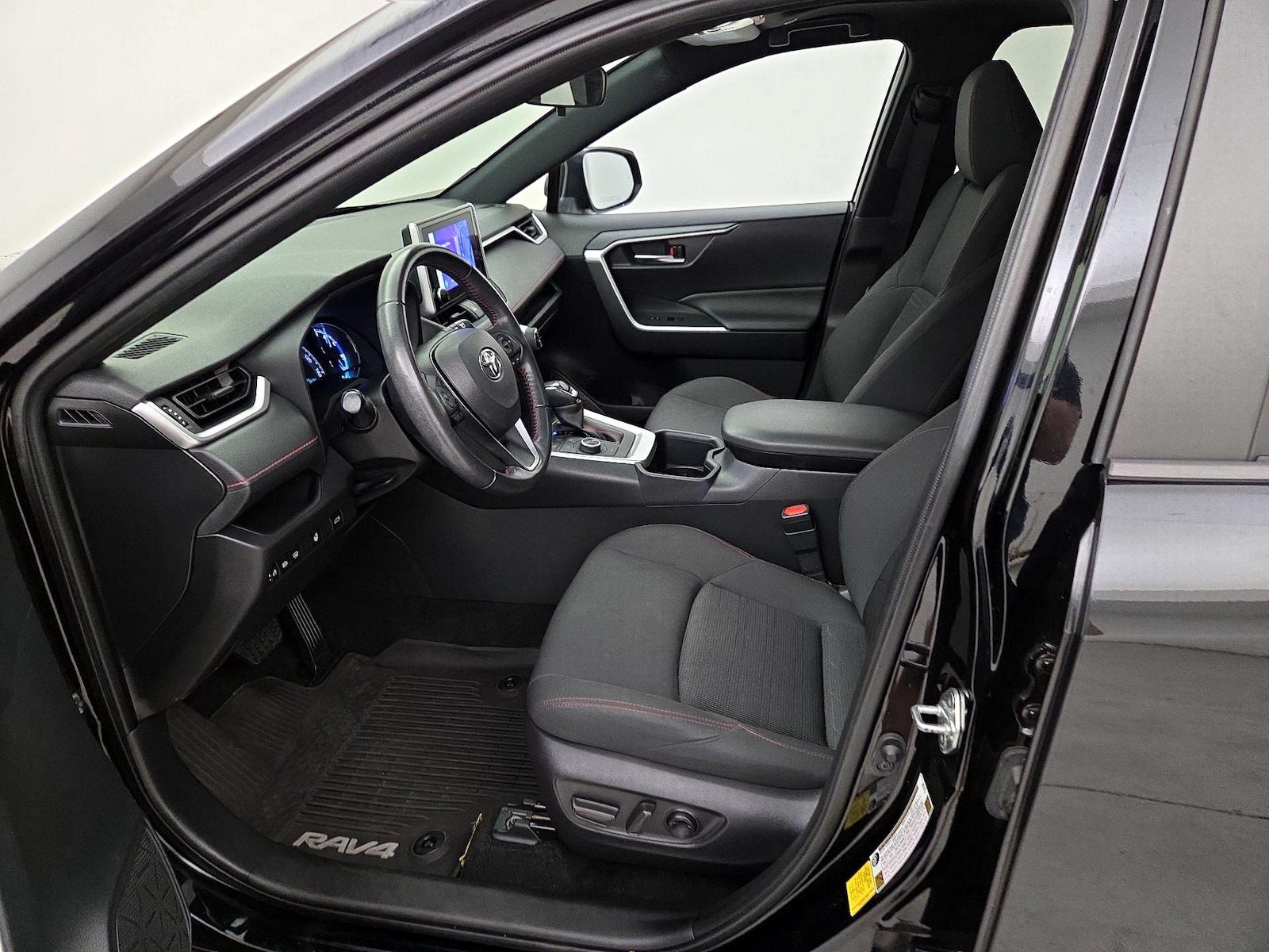 2023 Toyota RAV4 SE - Photo 12