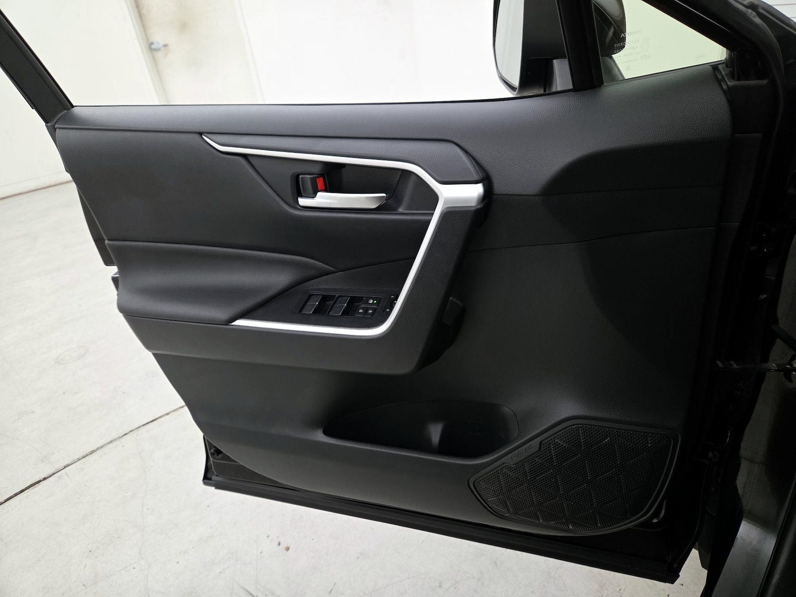2023 Toyota RAV4 SE - Photo 13