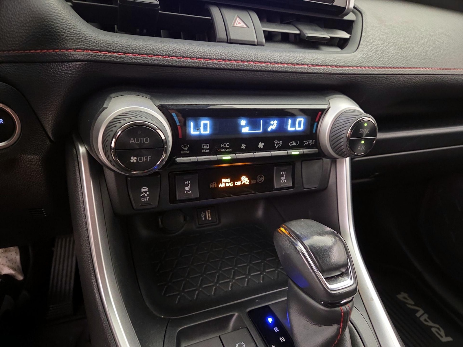 2023 Toyota RAV4 SE - Photo 17