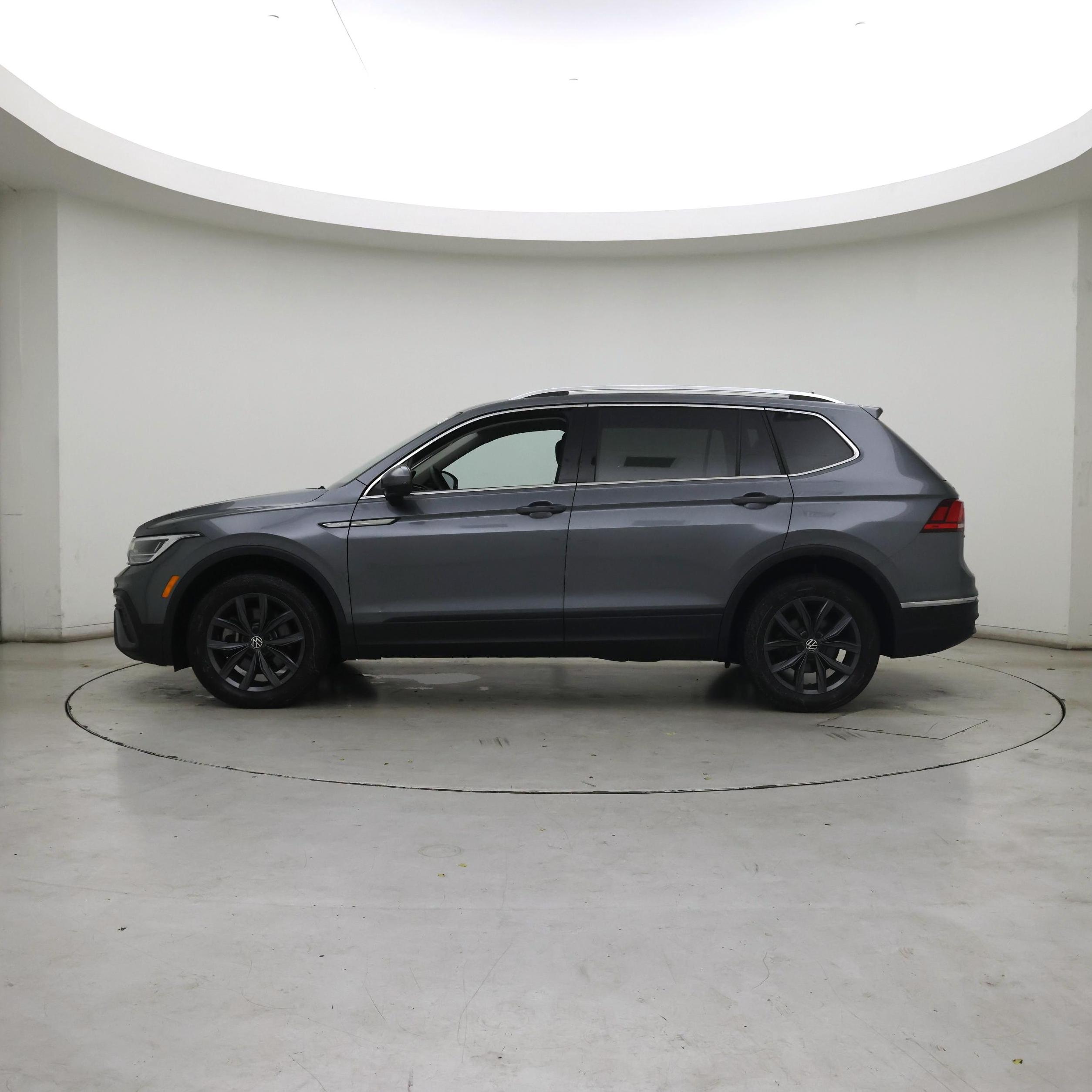Thumbnail: 2023 Volkswagen Tiguan - 3
