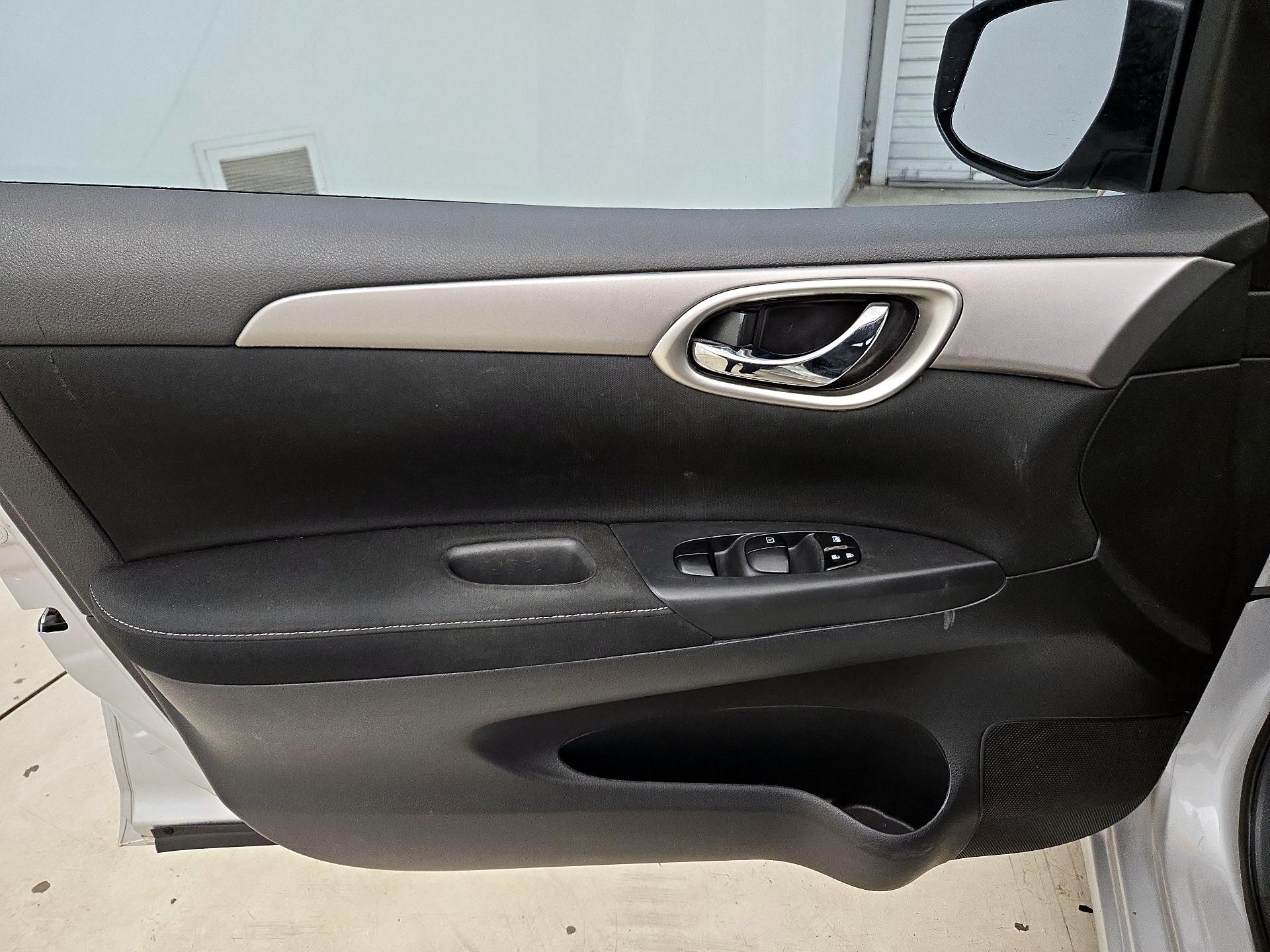 Thumbnail: 2015 Nissan Sentra - 12