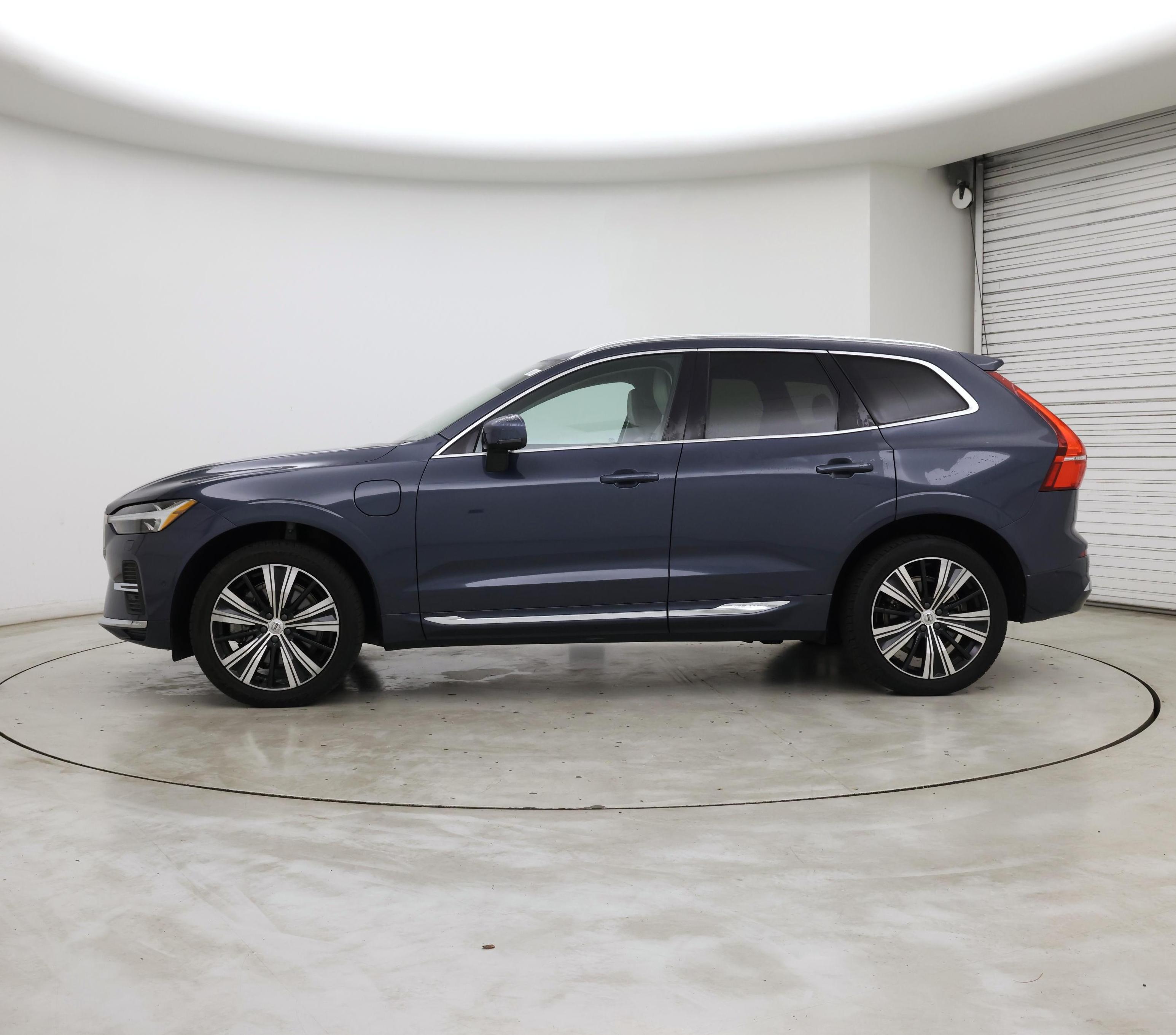 Thumbnail: 2022 Volvo XC60 - 3
