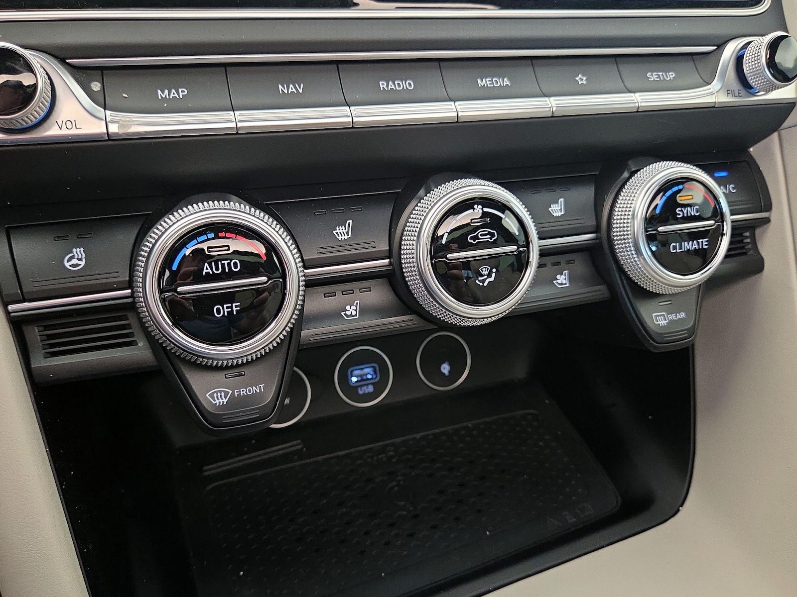 2023 GENESIS G70 Standard - Photo 18