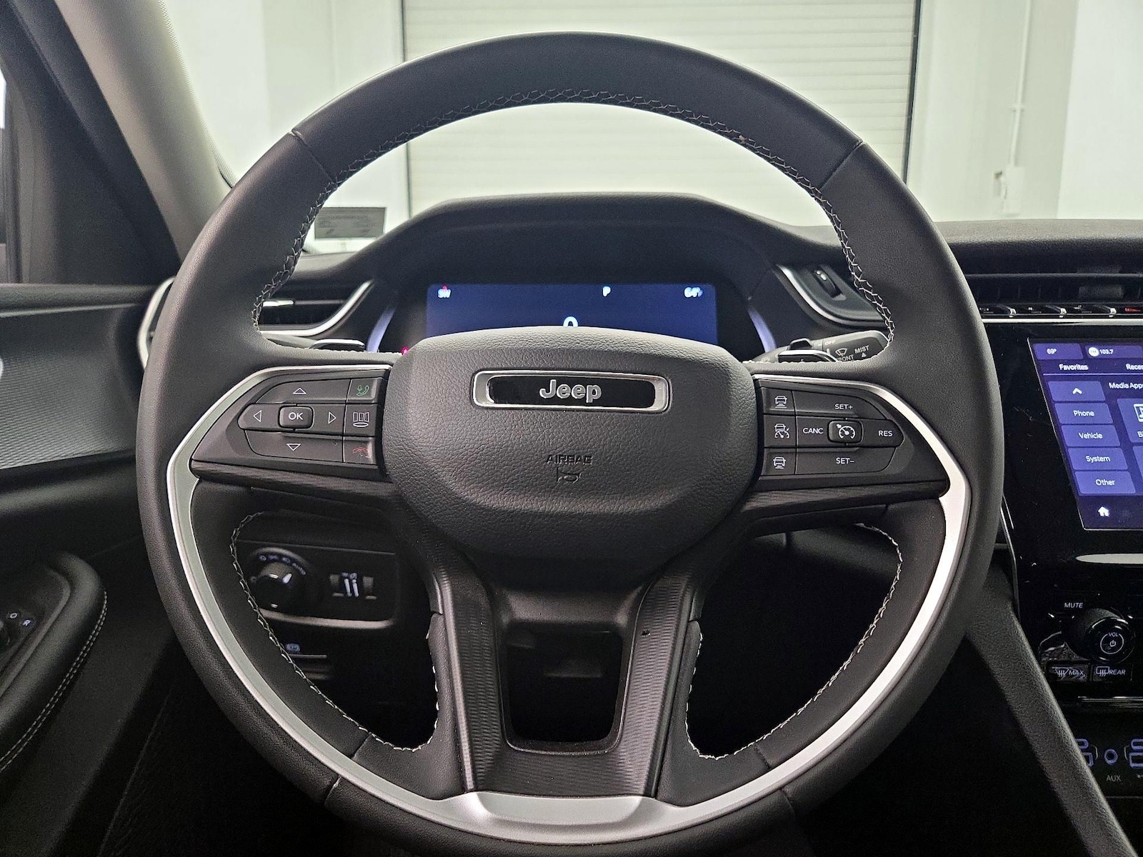 2023 Jeep Grand Cherokee L Laredo - Photo 11
