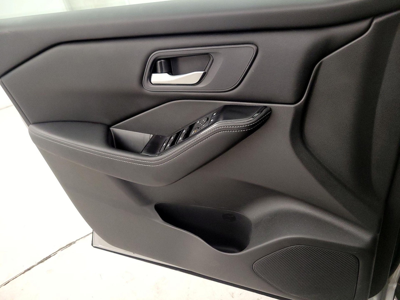 2025 Nissan Rogue SV - Photo 13