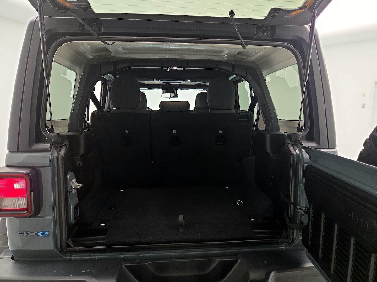 Trunk/Cargo (Seats Up)