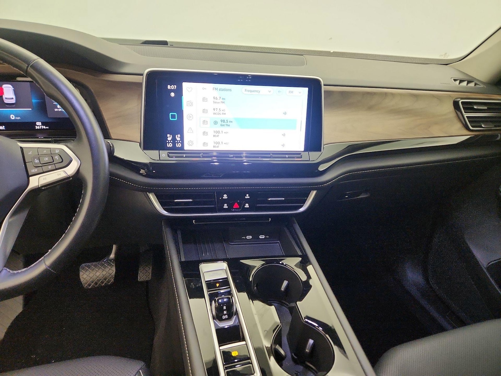 2025 Volkswagen Atlas SE w/Tech - Photo 10