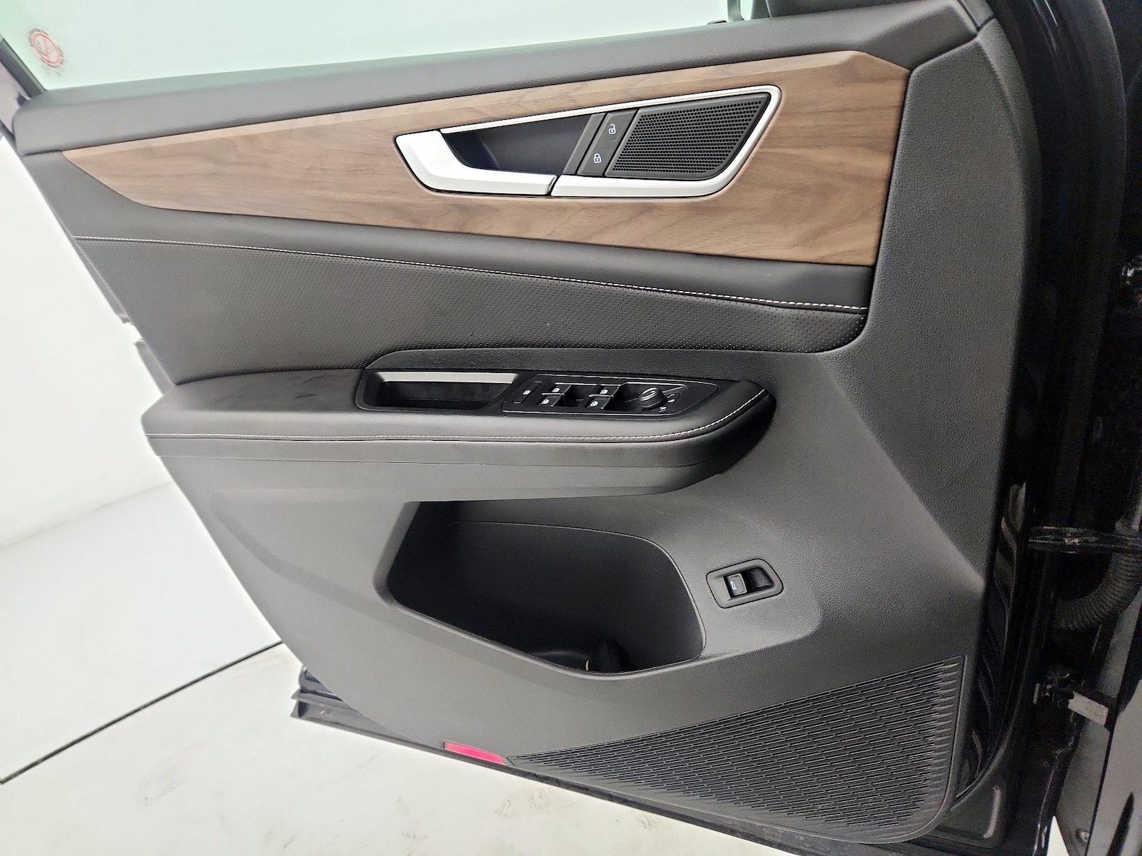 2025 Volkswagen Atlas SE w/Tech - Photo 13