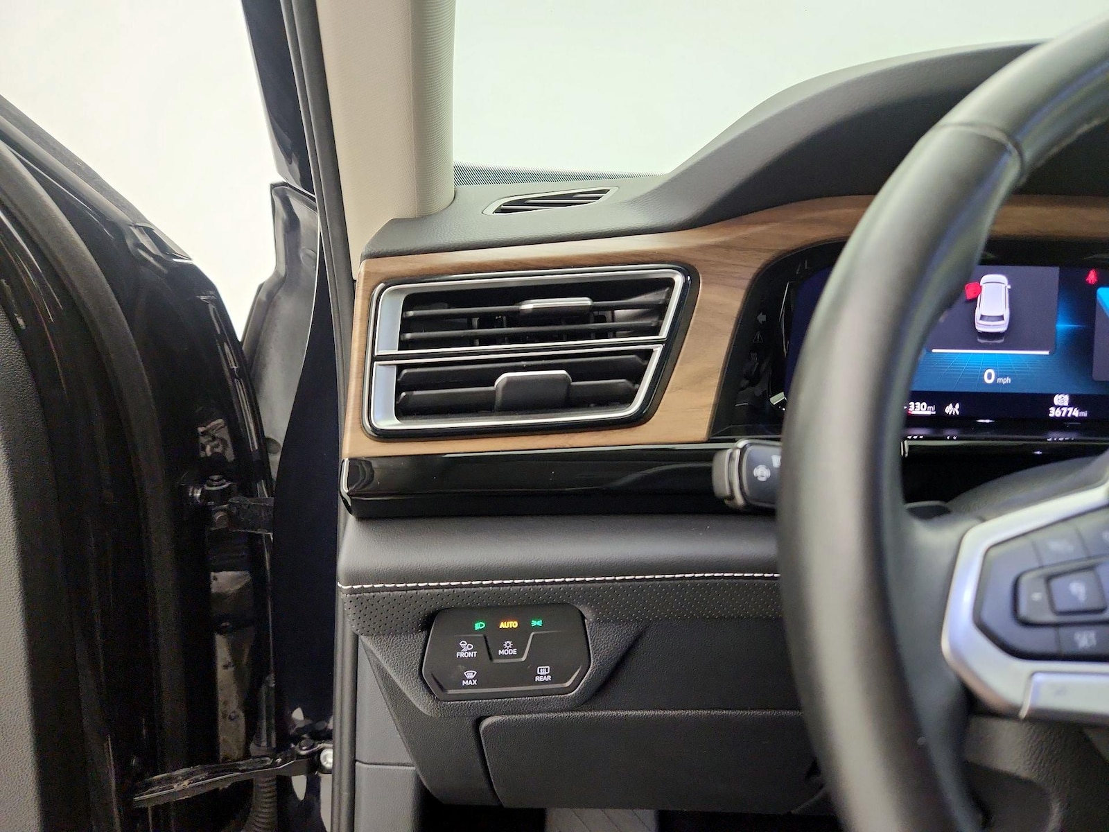 2025 Volkswagen Atlas SE w/Tech - Photo 14