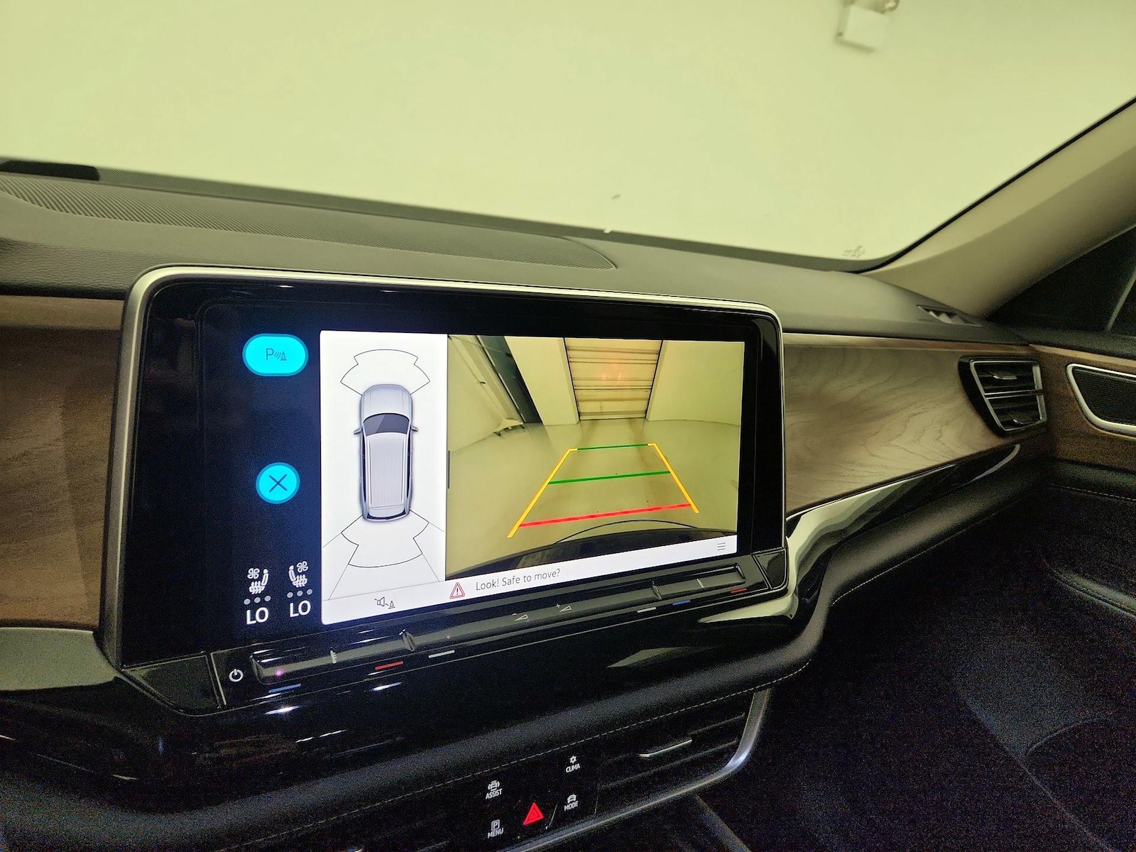 2025 Volkswagen Atlas SE w/Tech - Photo 15
