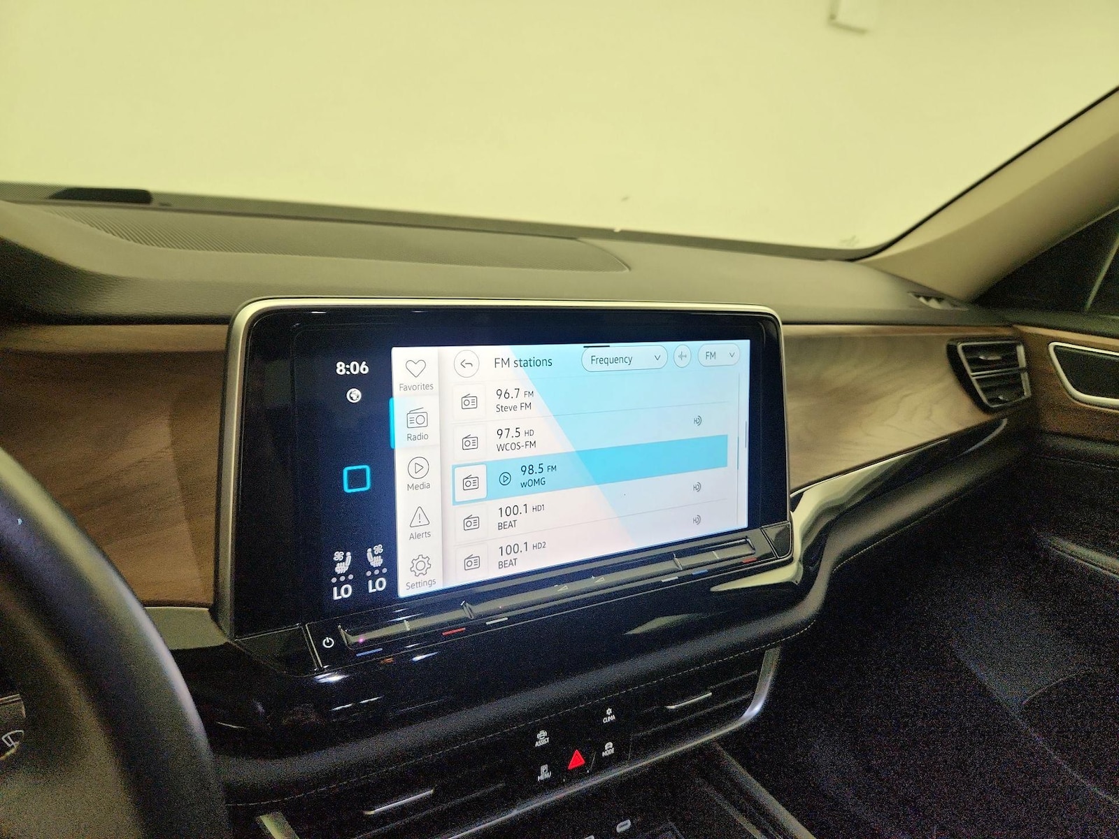 2025 Volkswagen Atlas SE w/Tech - Photo 16