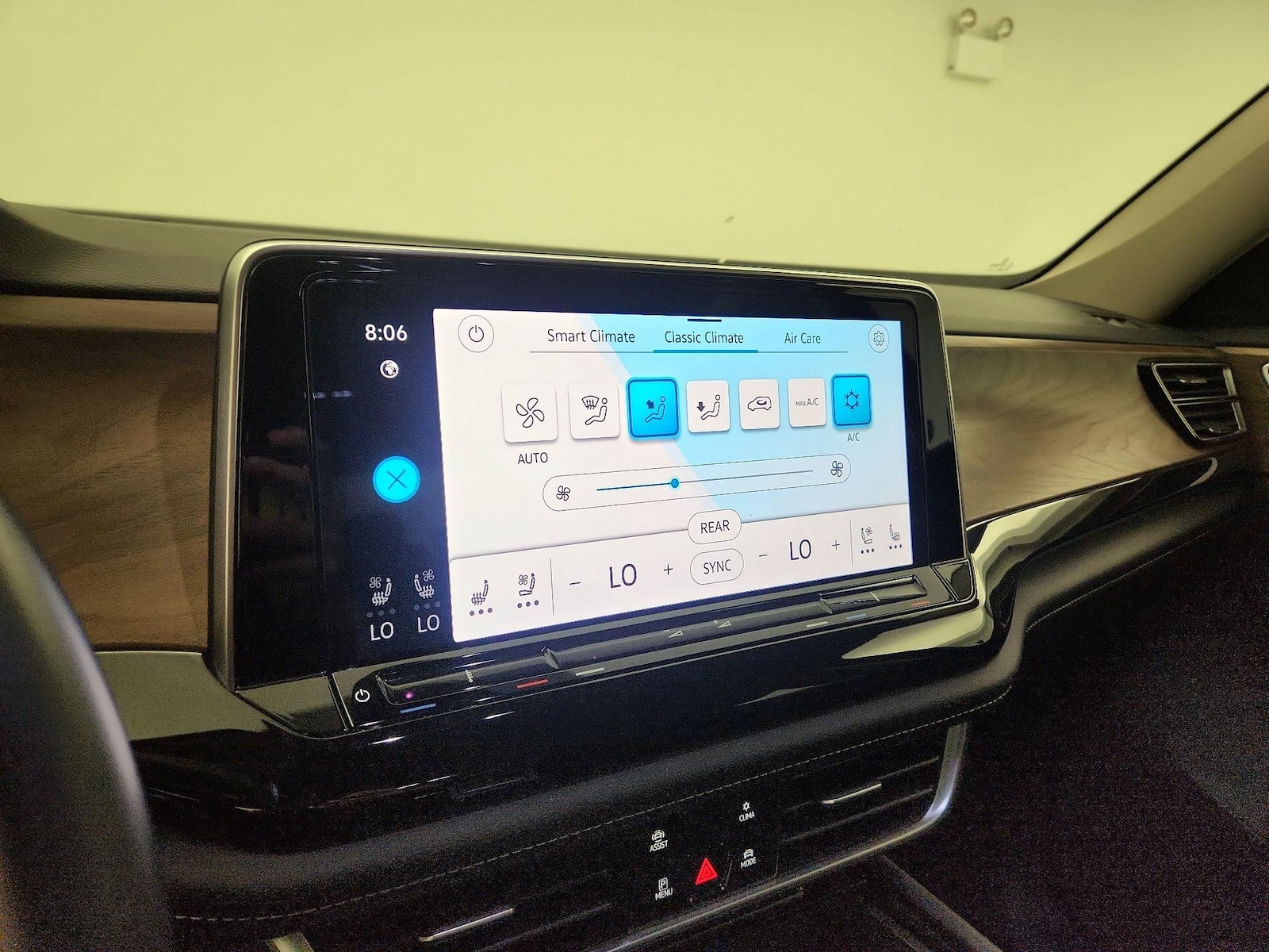 2025 Volkswagen Atlas SE w/Tech - Photo 17