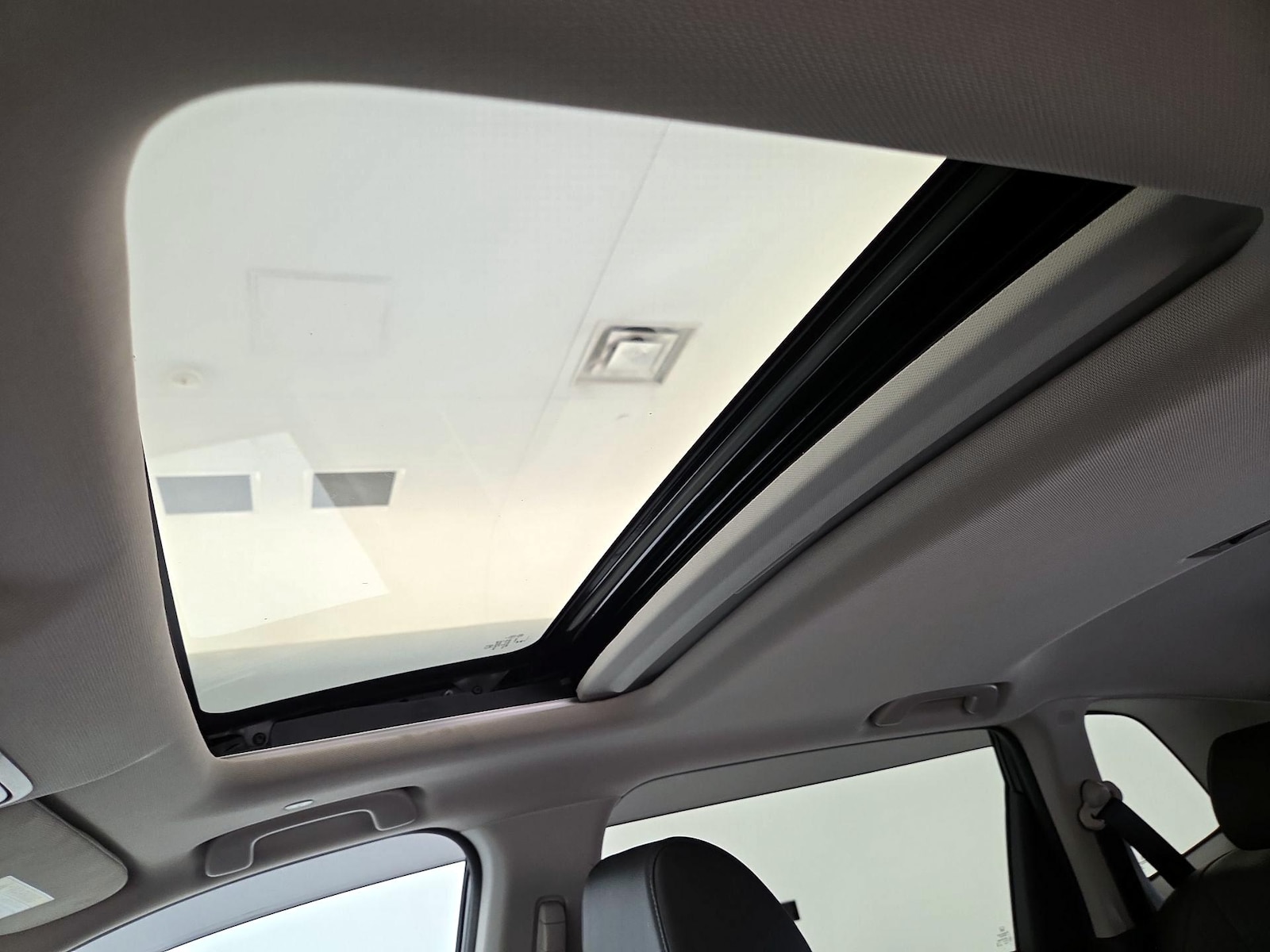 Sunroof(s) & Overhead Airbags