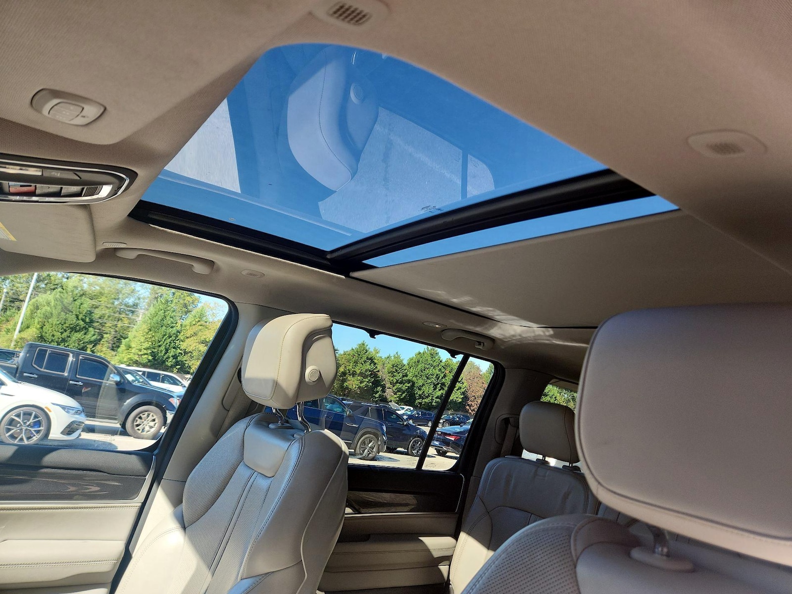 Panoramic Sunroof & Skylight(s)
