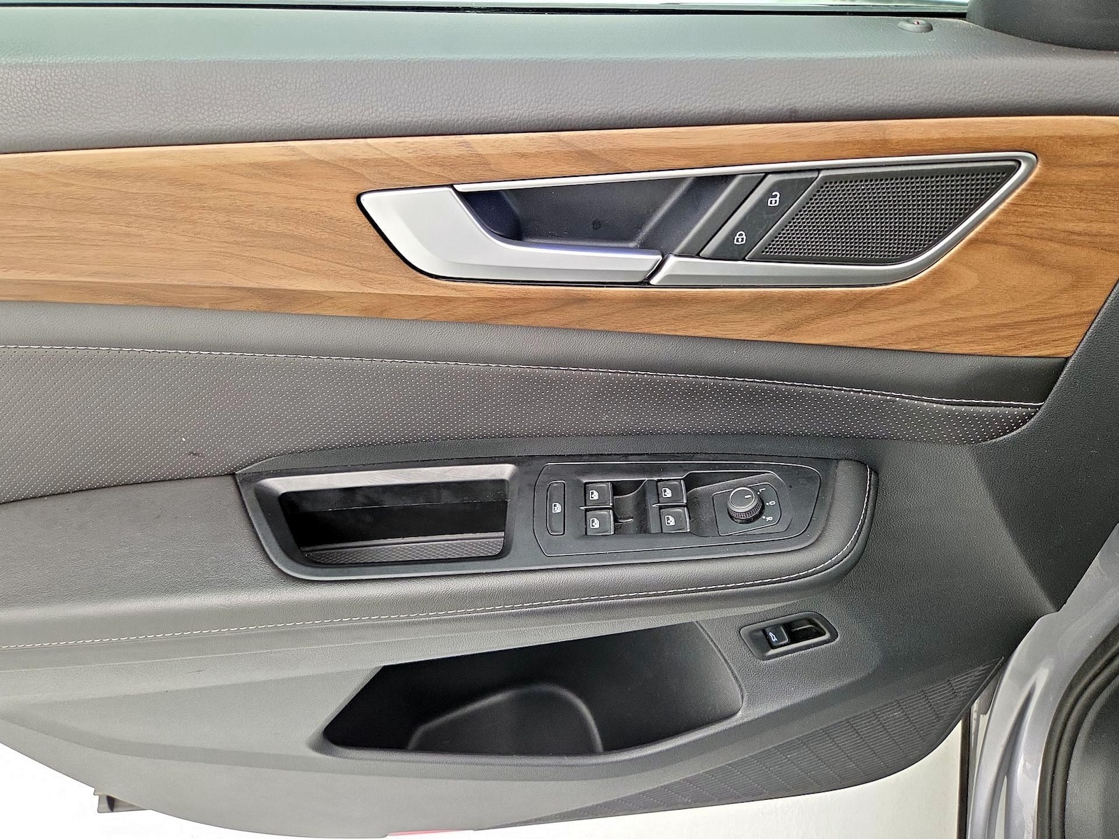 2025 Volkswagen Atlas SE w/Tech - Photo 13