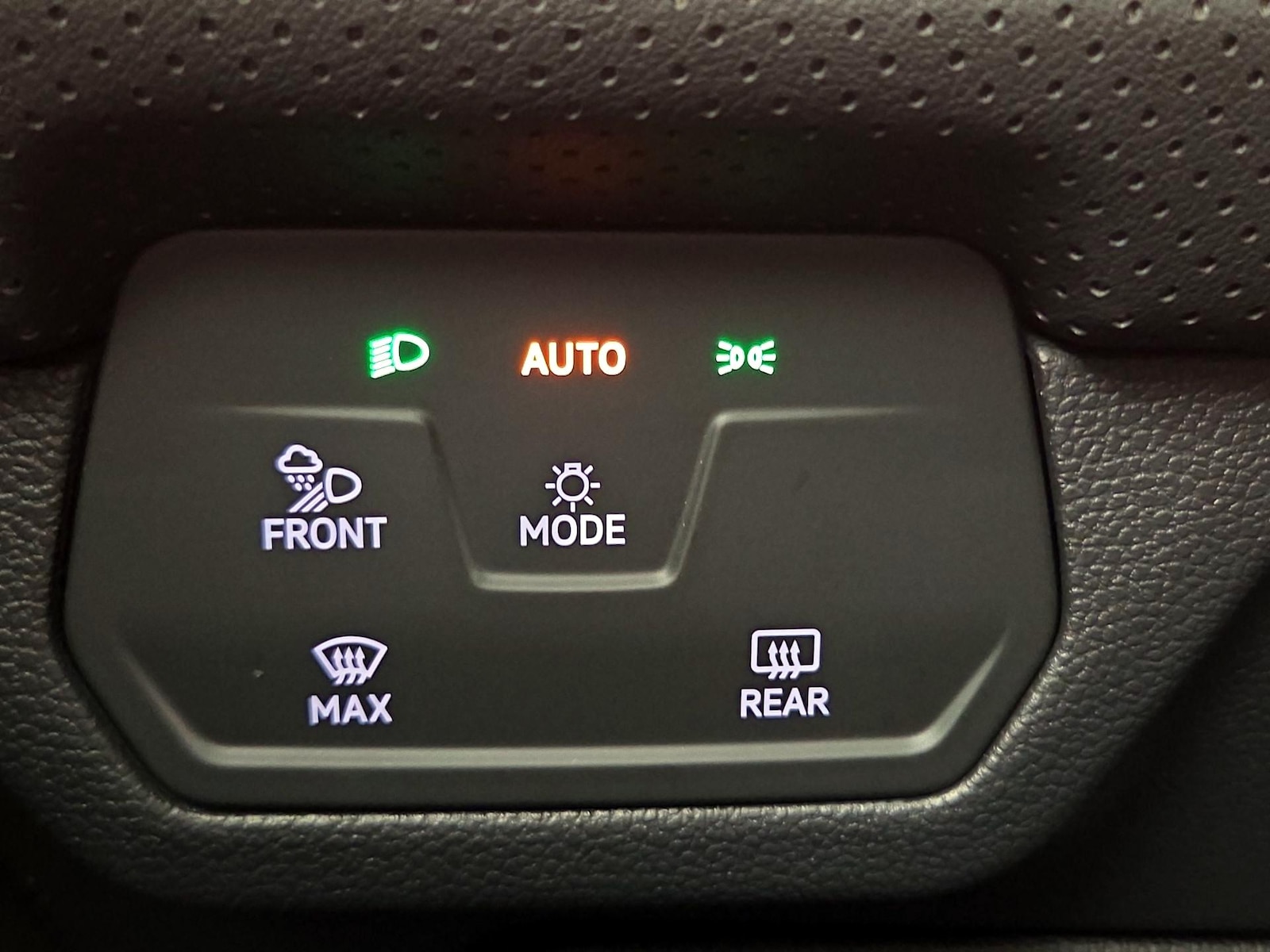 2025 Volkswagen Atlas SE w/Tech - Photo 14