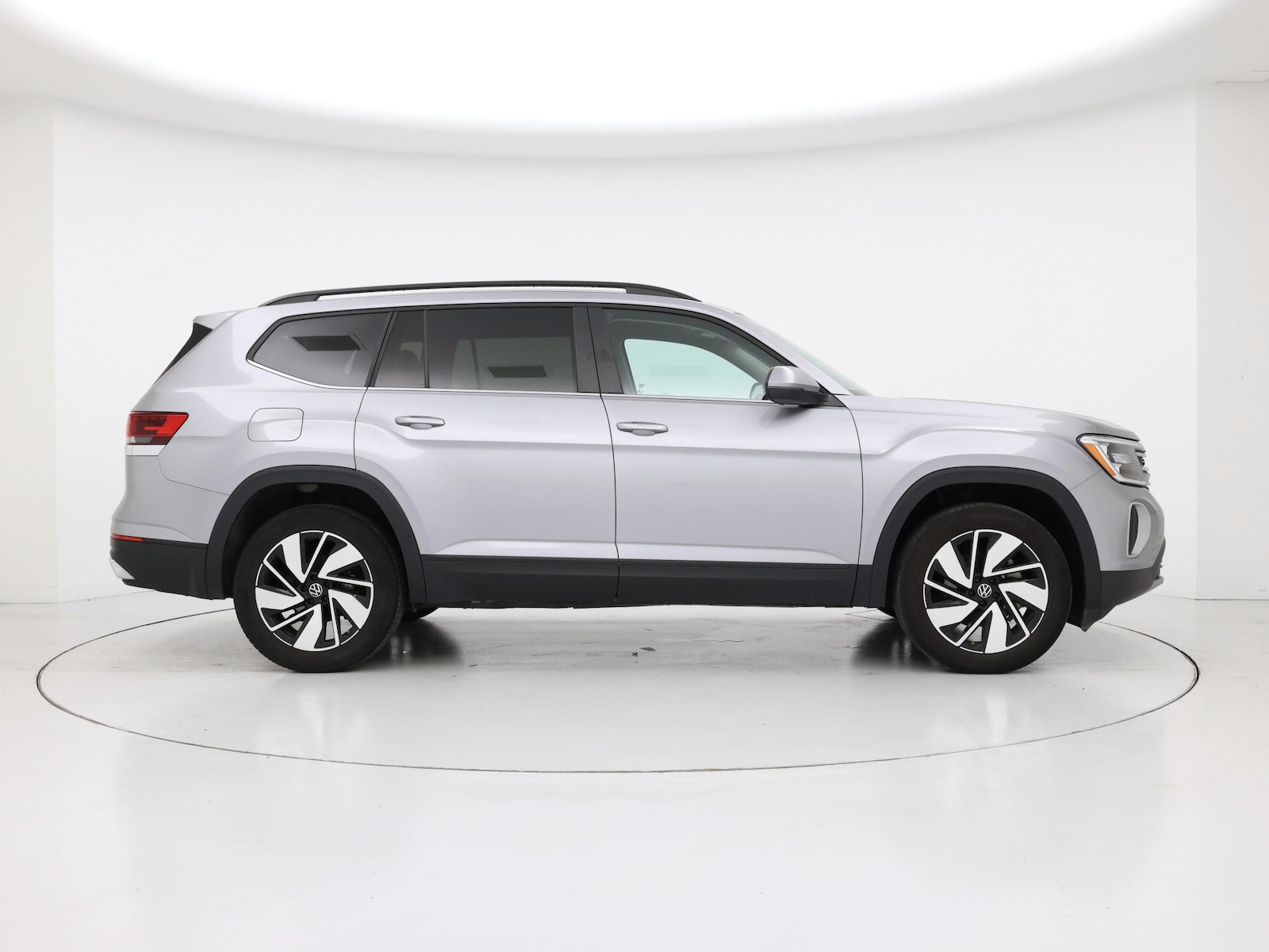 2025 Volkswagen Atlas SE w/Tech - Photo 8