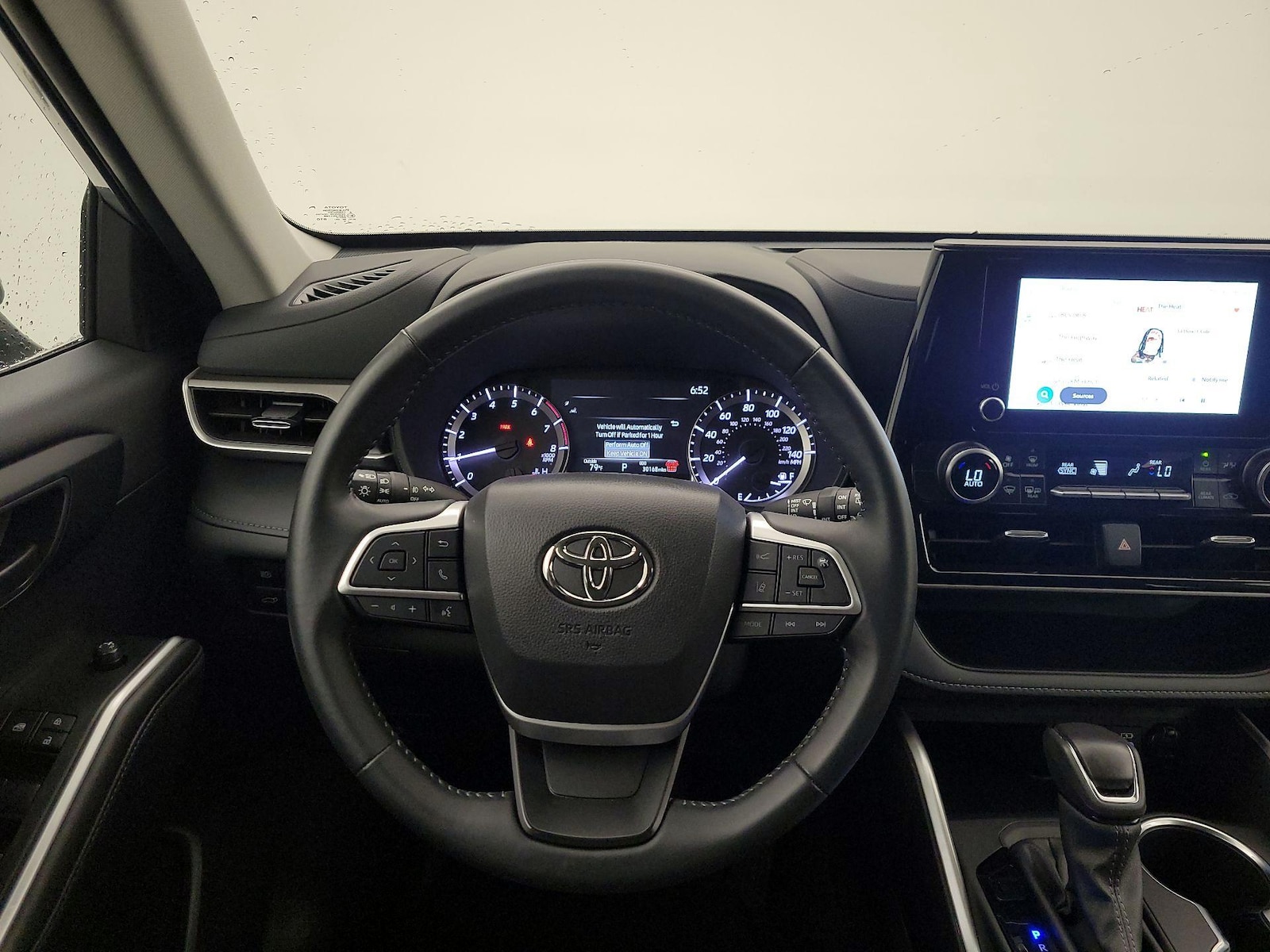 2025 Toyota Highlander LE - Photo 11