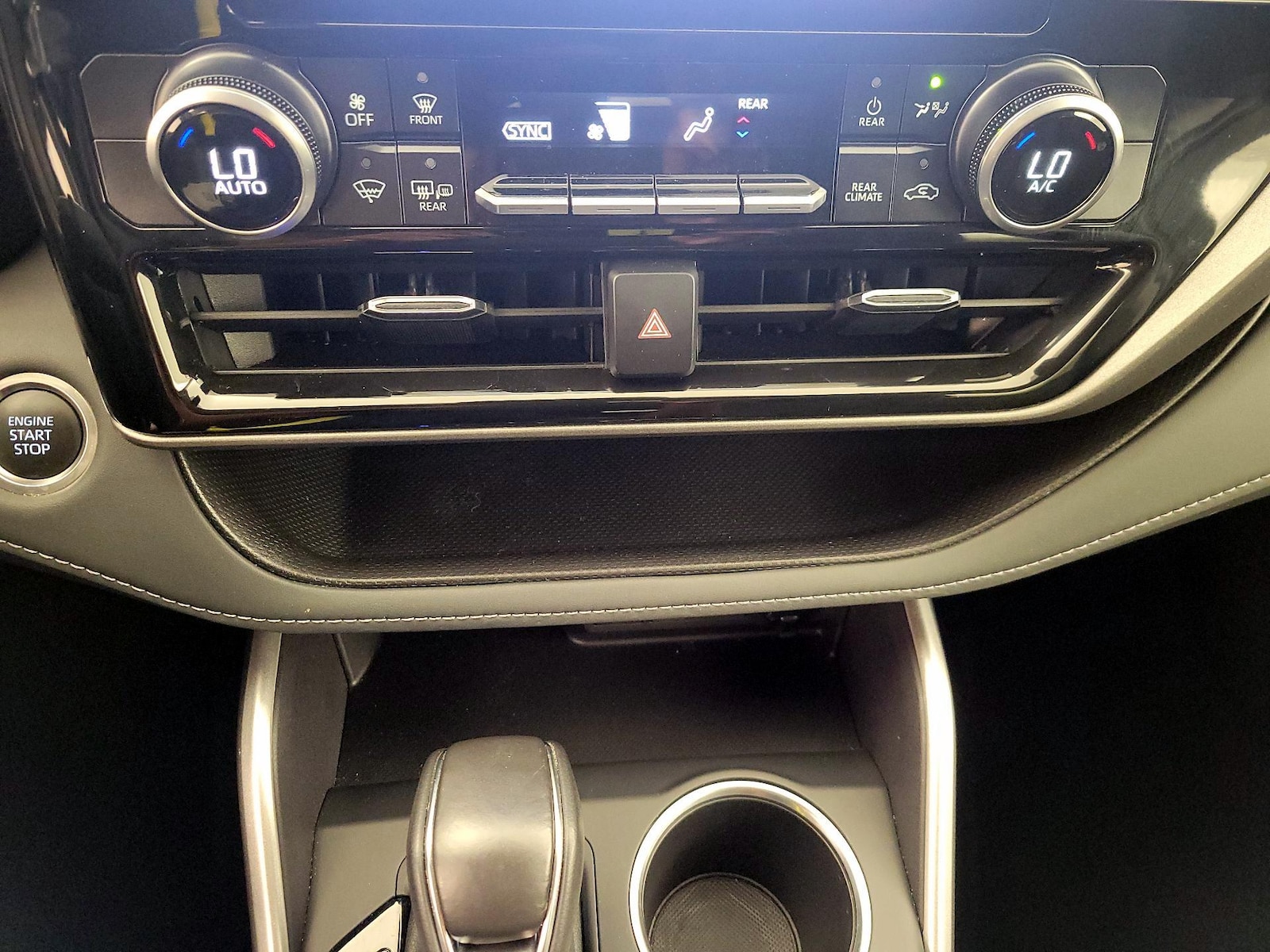 2025 Toyota Highlander LE - Photo 17