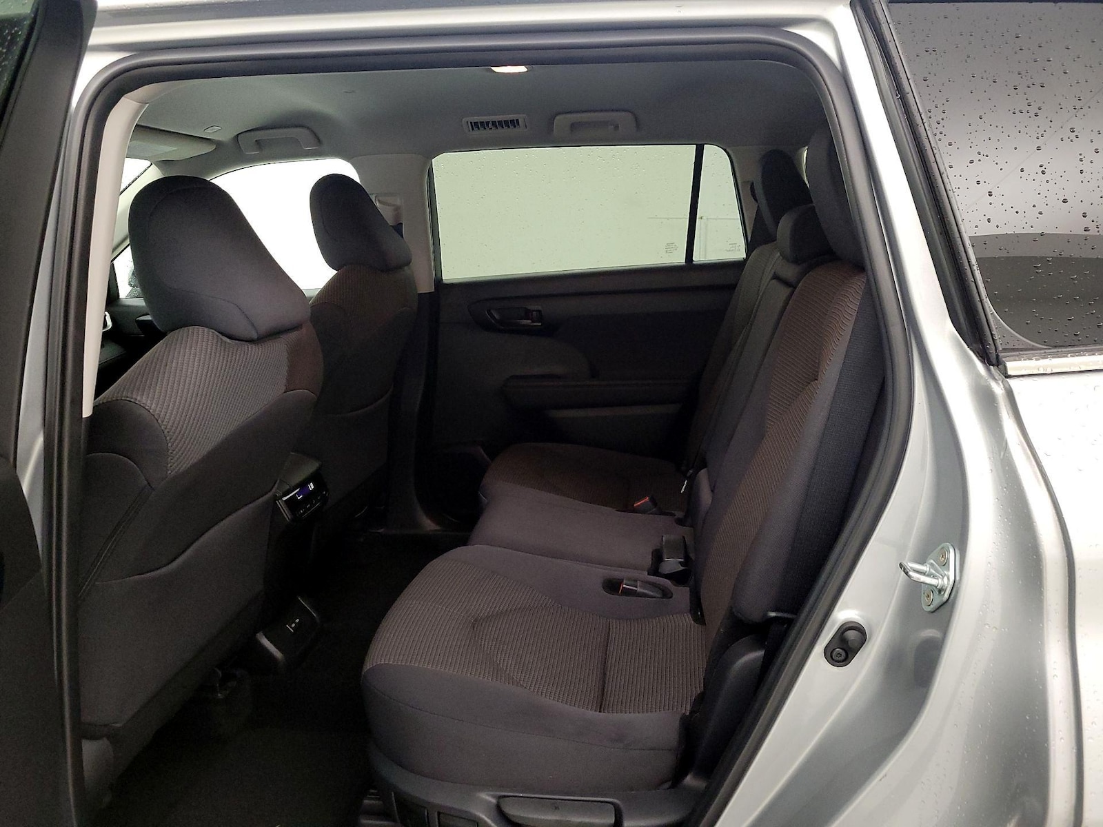 2025 Toyota Highlander LE - Photo 20