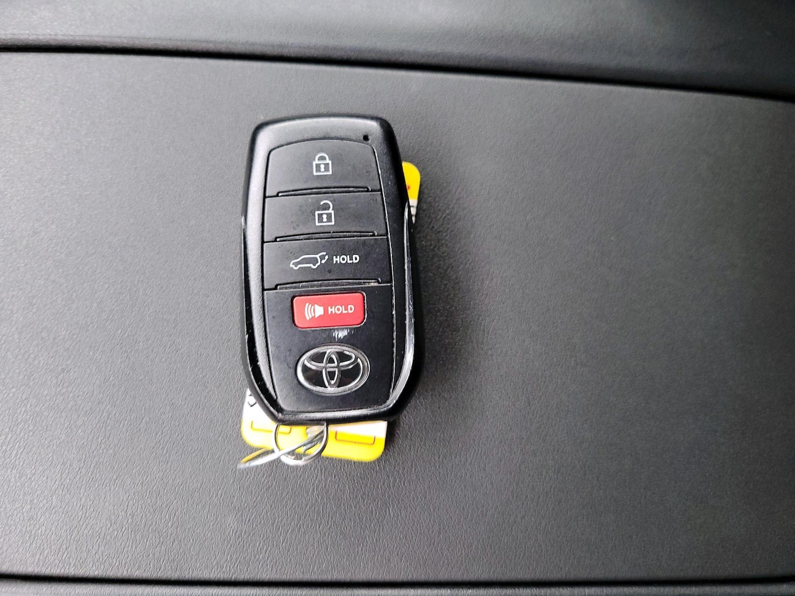 2025 Toyota Highlander LE - Photo 24