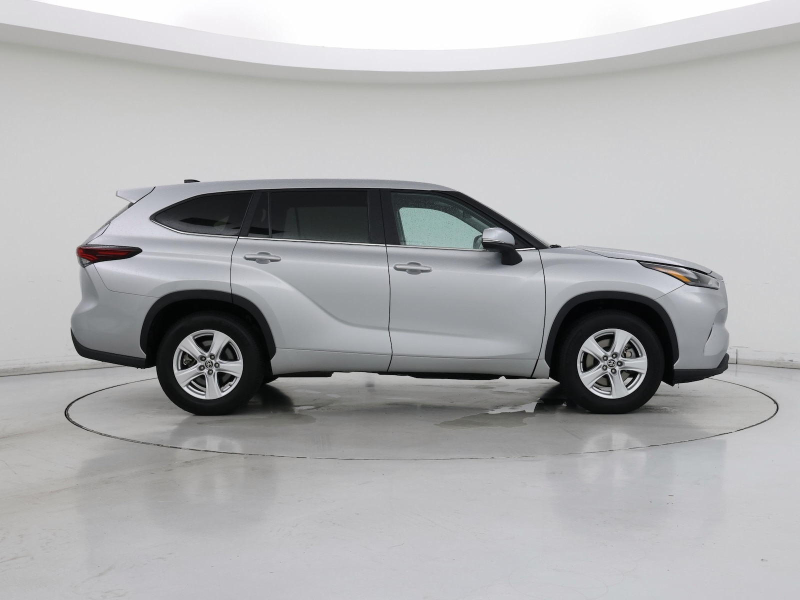 2025 Toyota Highlander LE - Photo 8