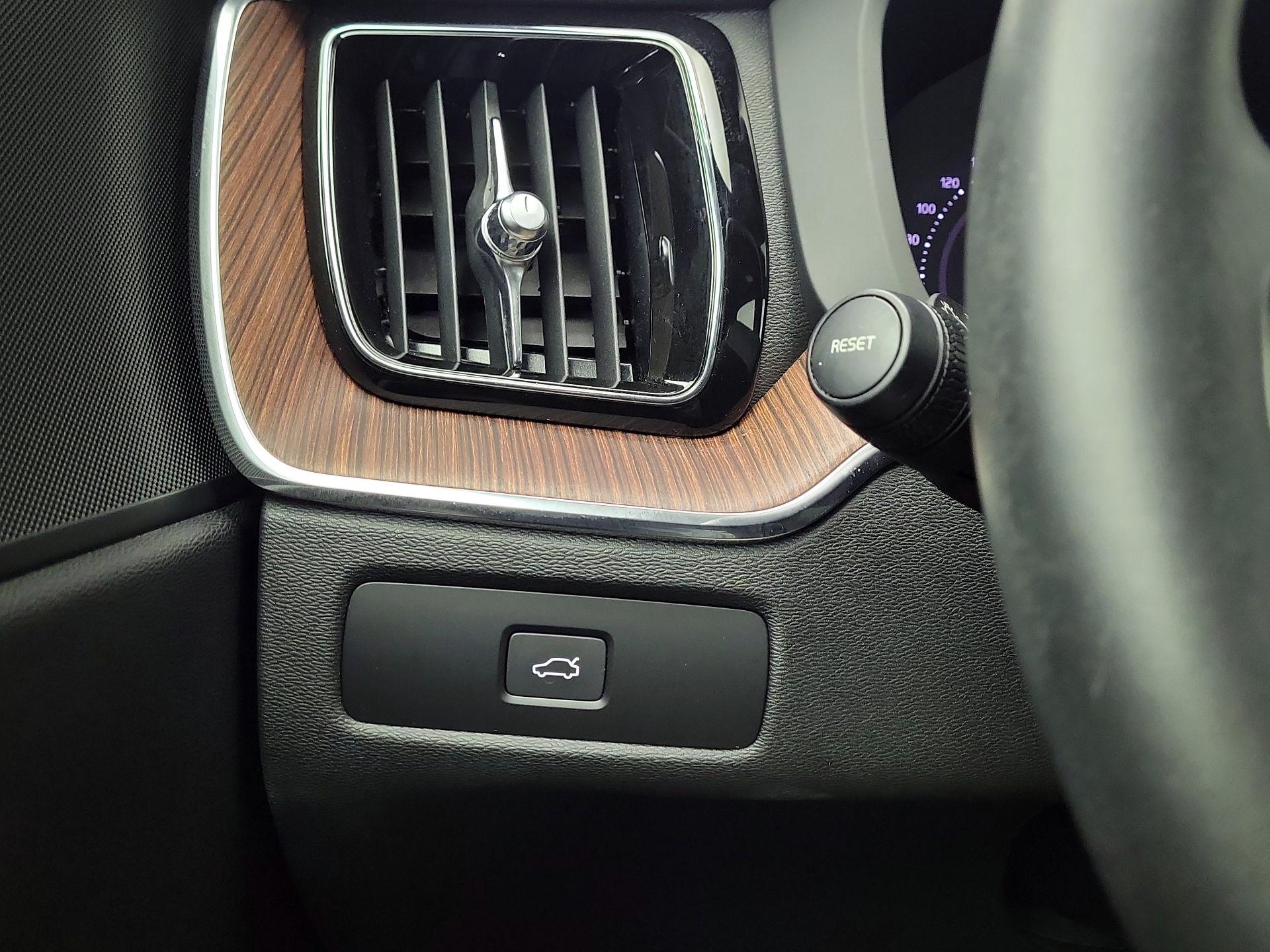 Thumbnail: 2024 Volvo XC60 - 13