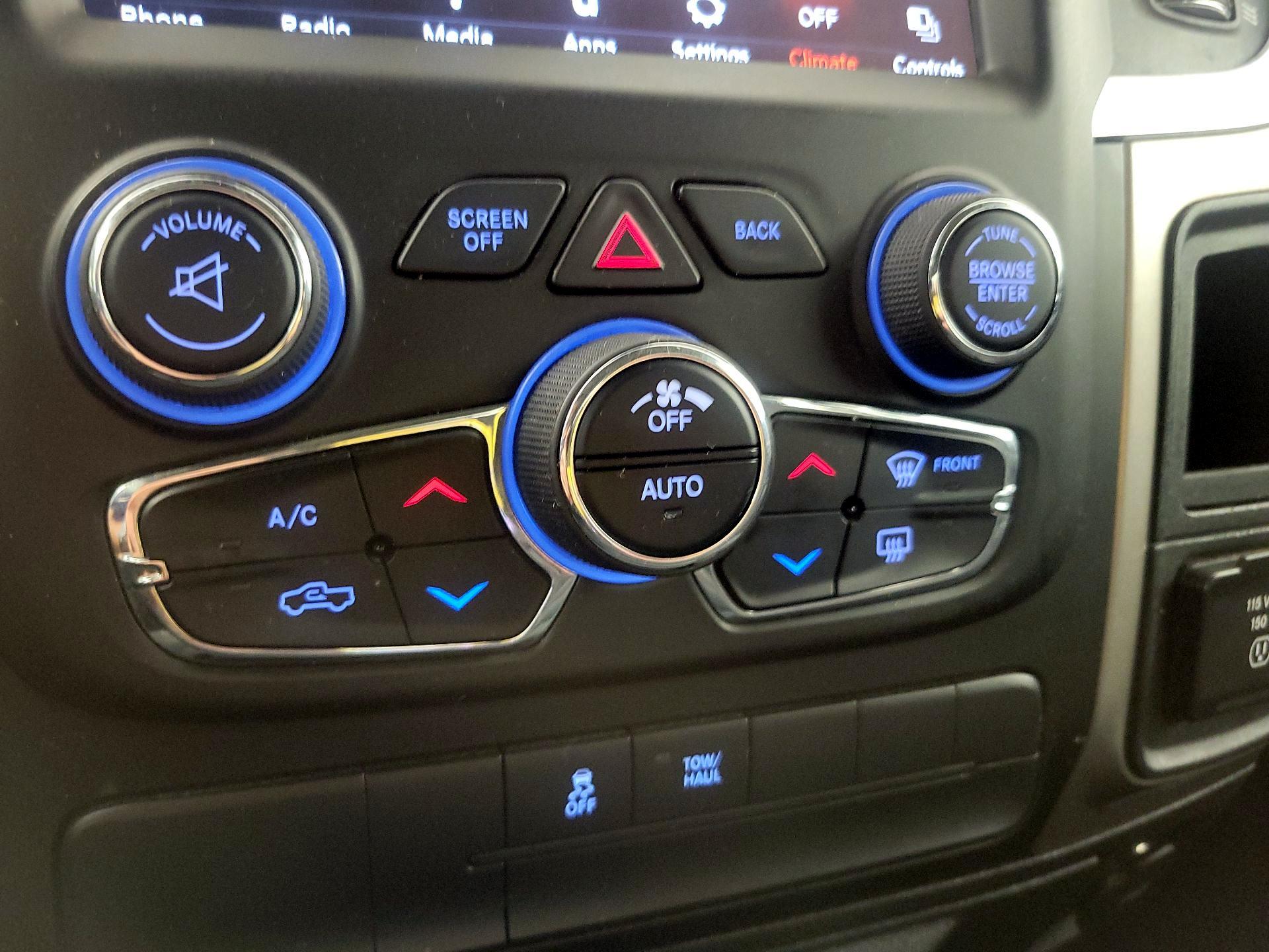 Thumbnail: 2019 RAM 1500 Classic - 16