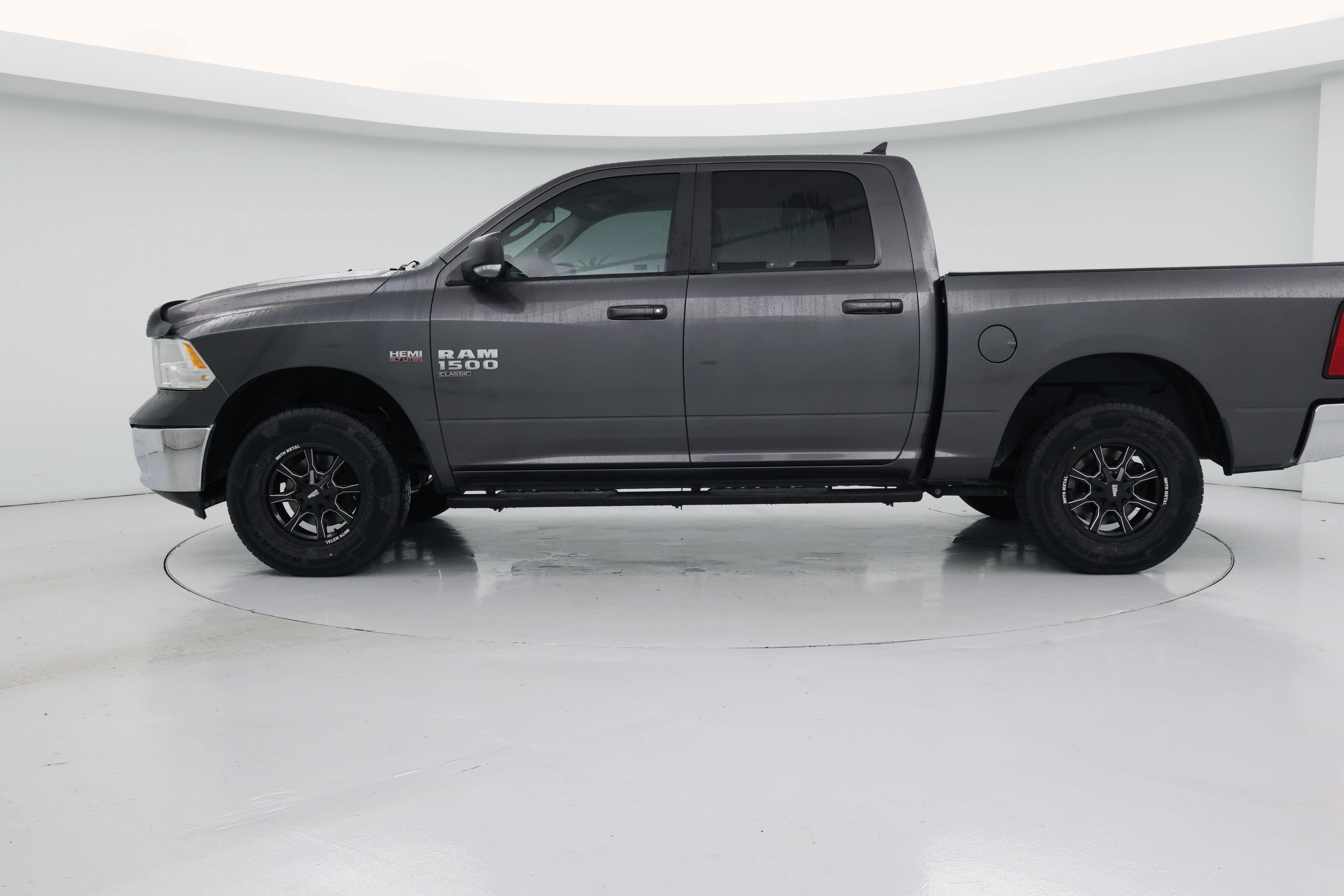 Thumbnail: 2019 RAM 1500 Classic - 3