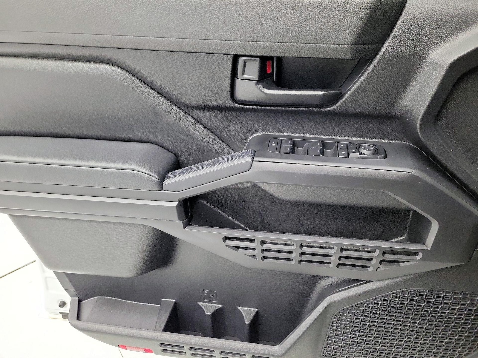 2024 Toyota Tacoma SR - Photo 13