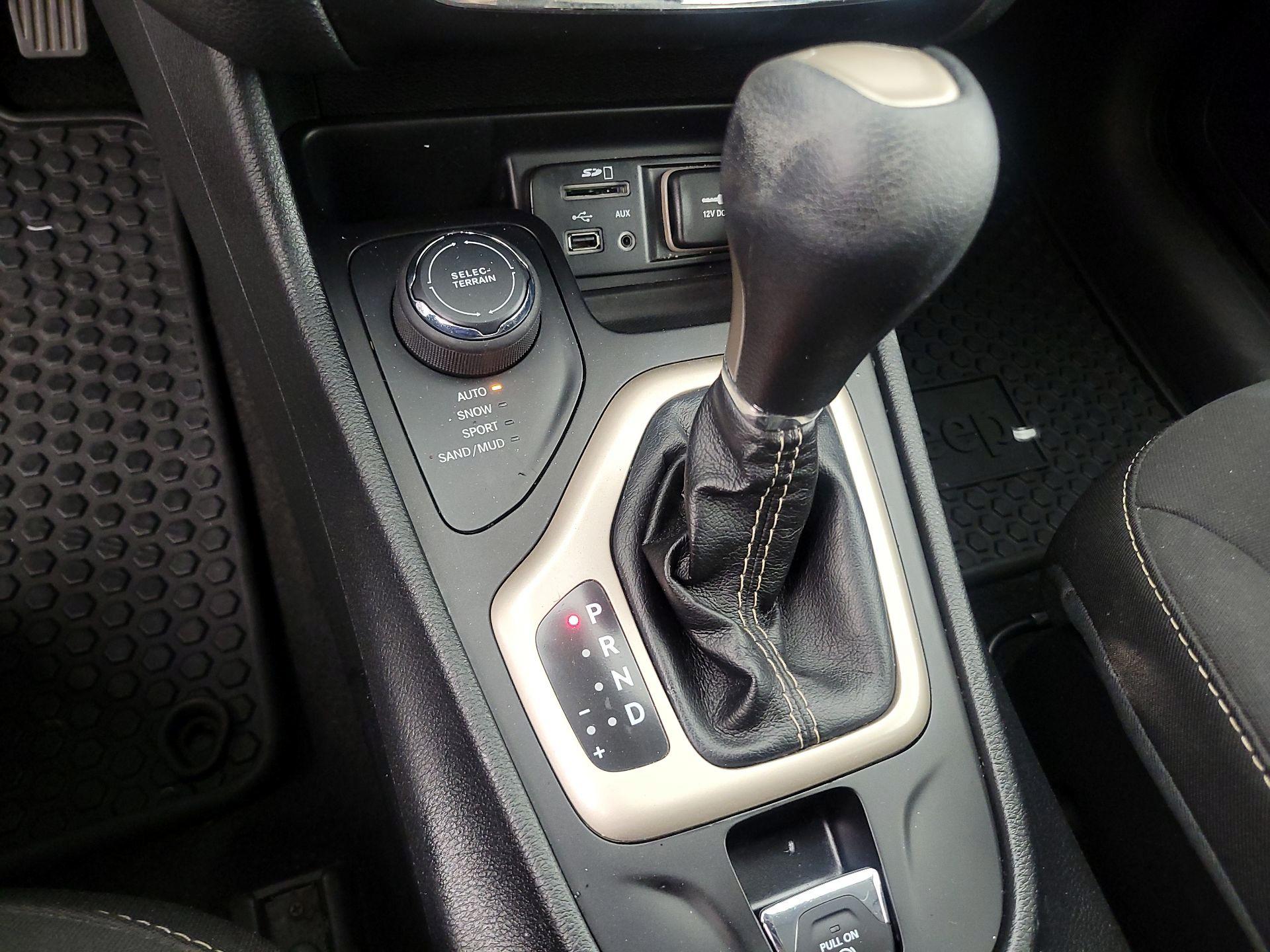 Thumbnail: 2015 Jeep Cherokee - 17