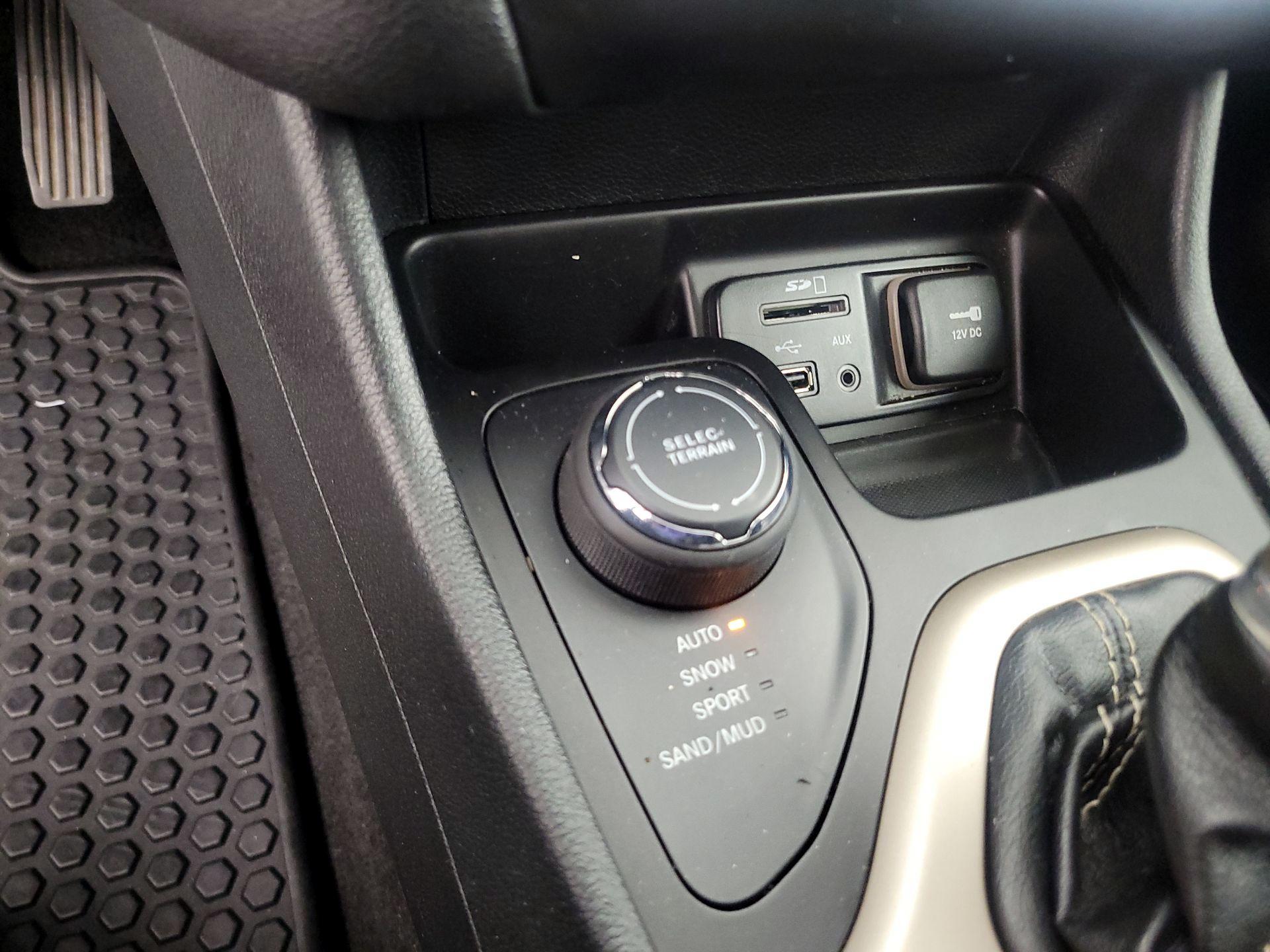 Thumbnail: 2015 Jeep Cherokee - 18