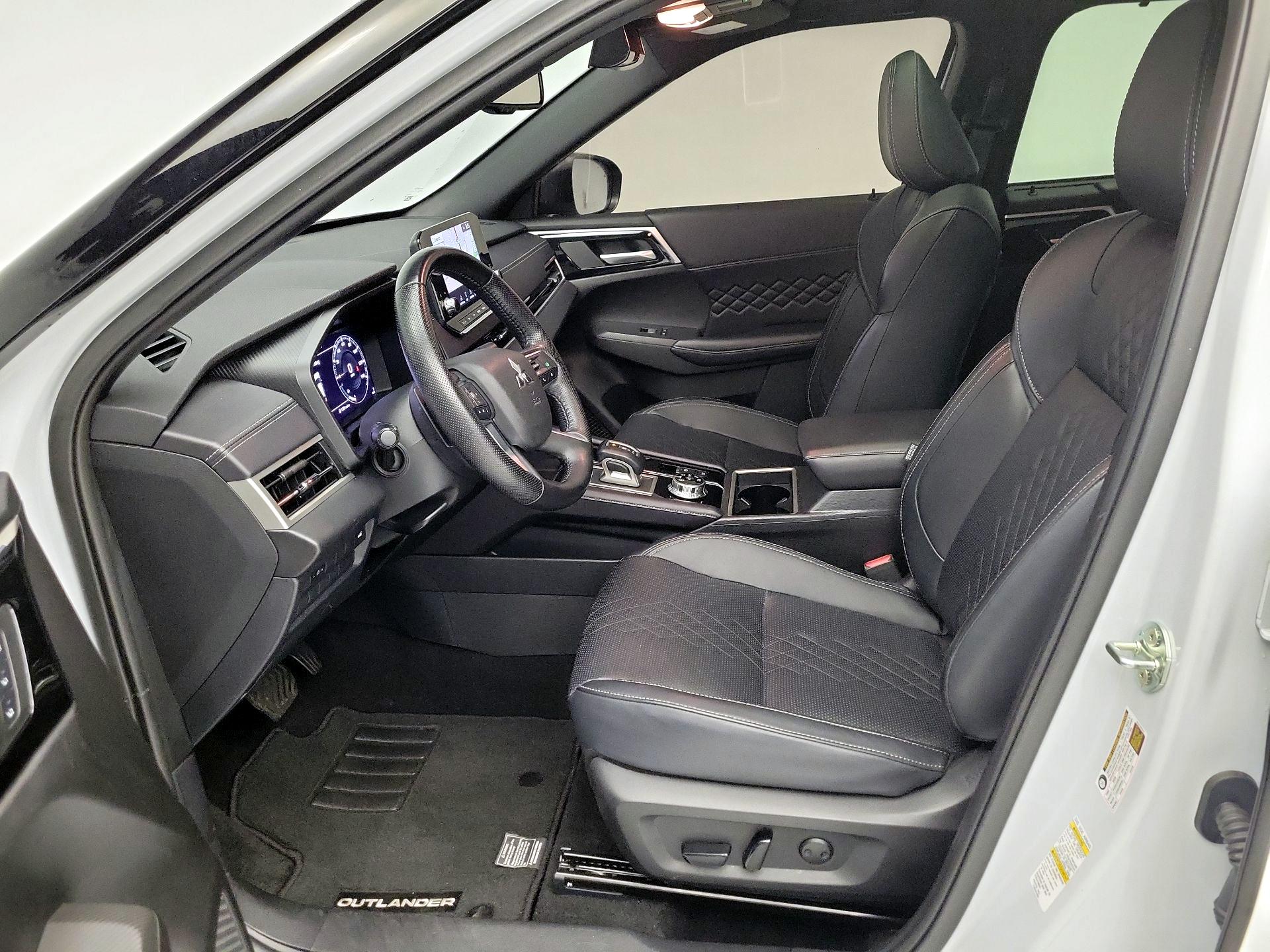 Thumbnail: 2024 Mitsubishi Outlander - 11
