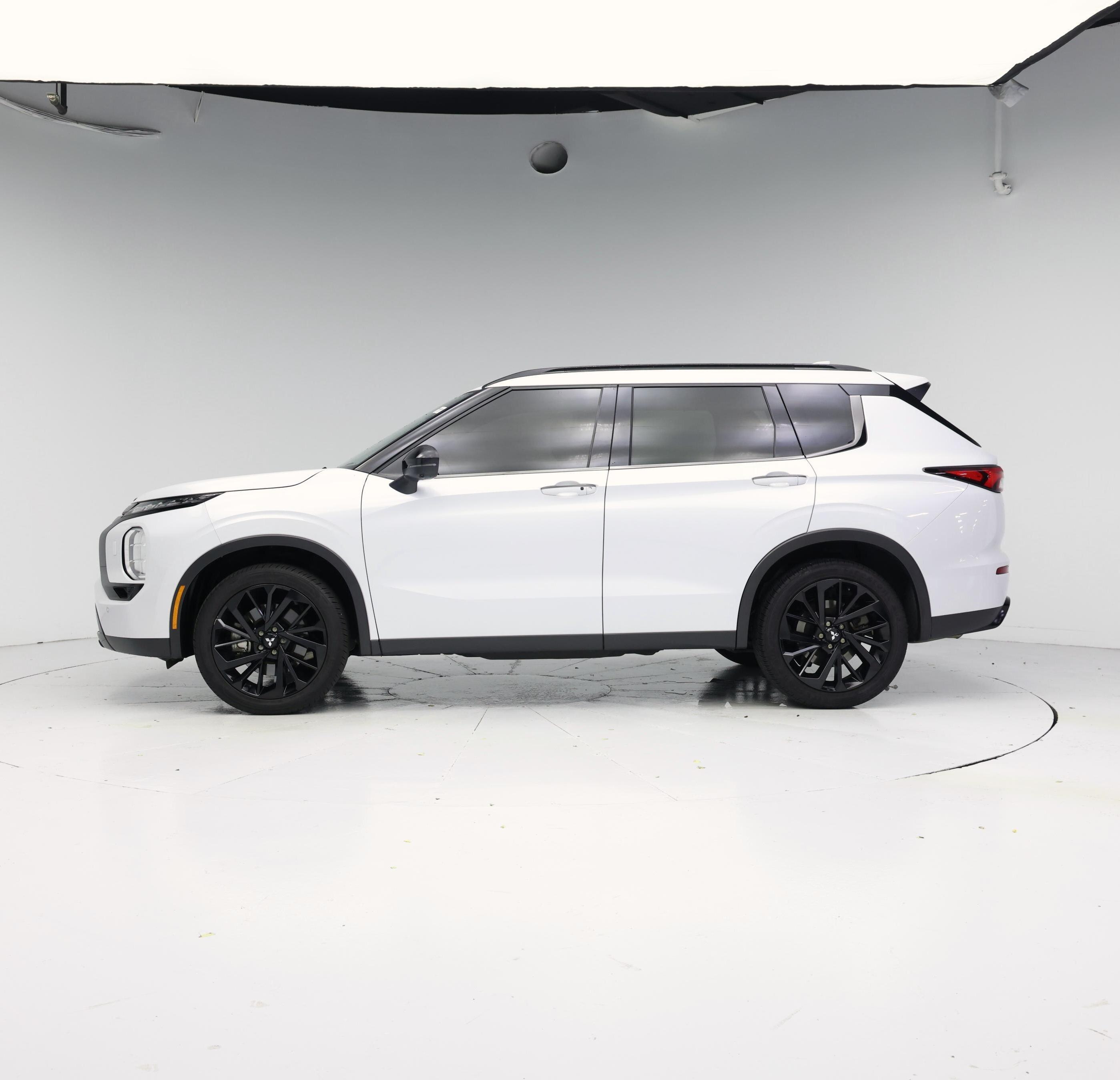 Thumbnail: 2024 Mitsubishi Outlander - 3
