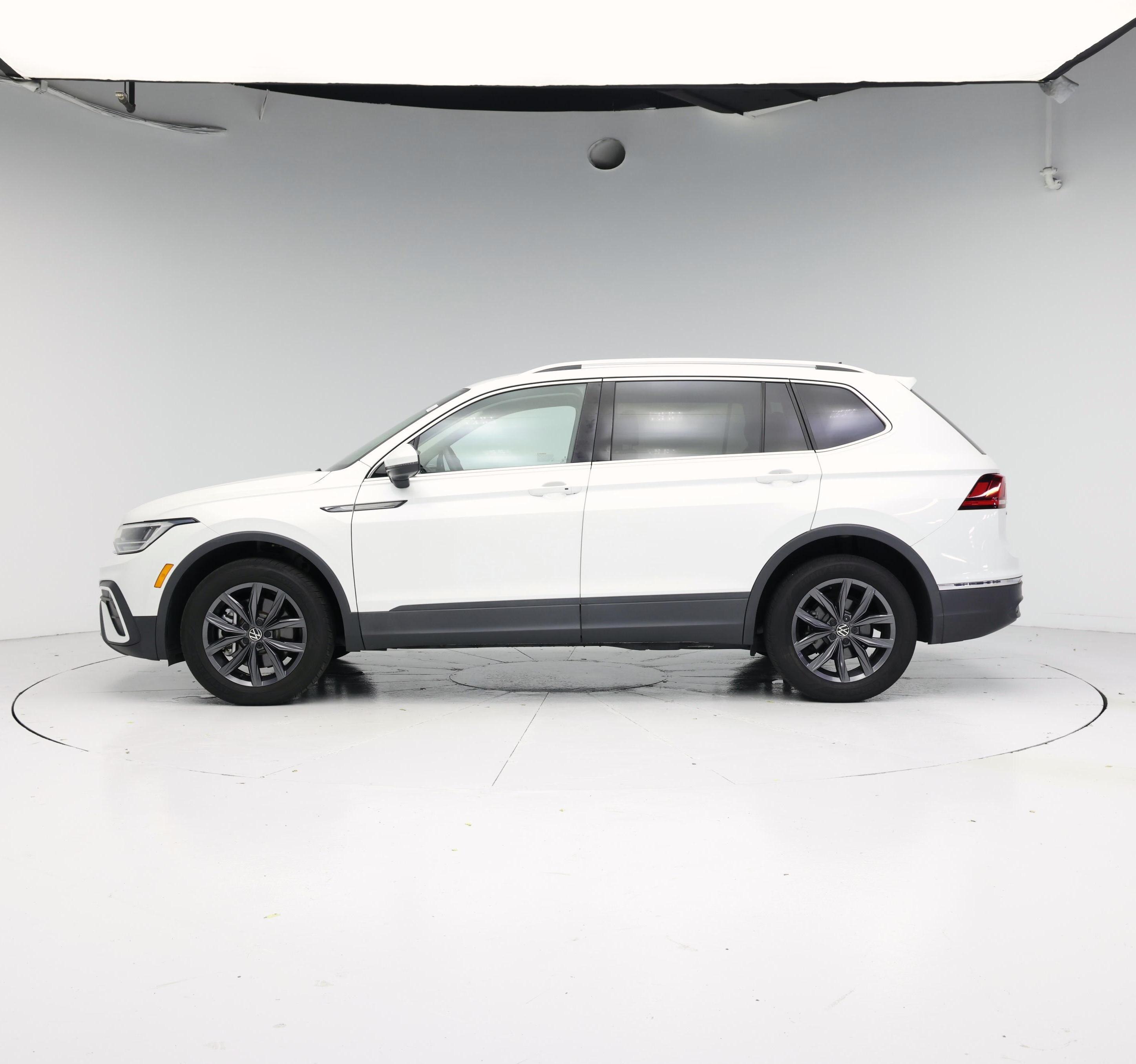 Thumbnail: 2023 Volkswagen Tiguan - 3