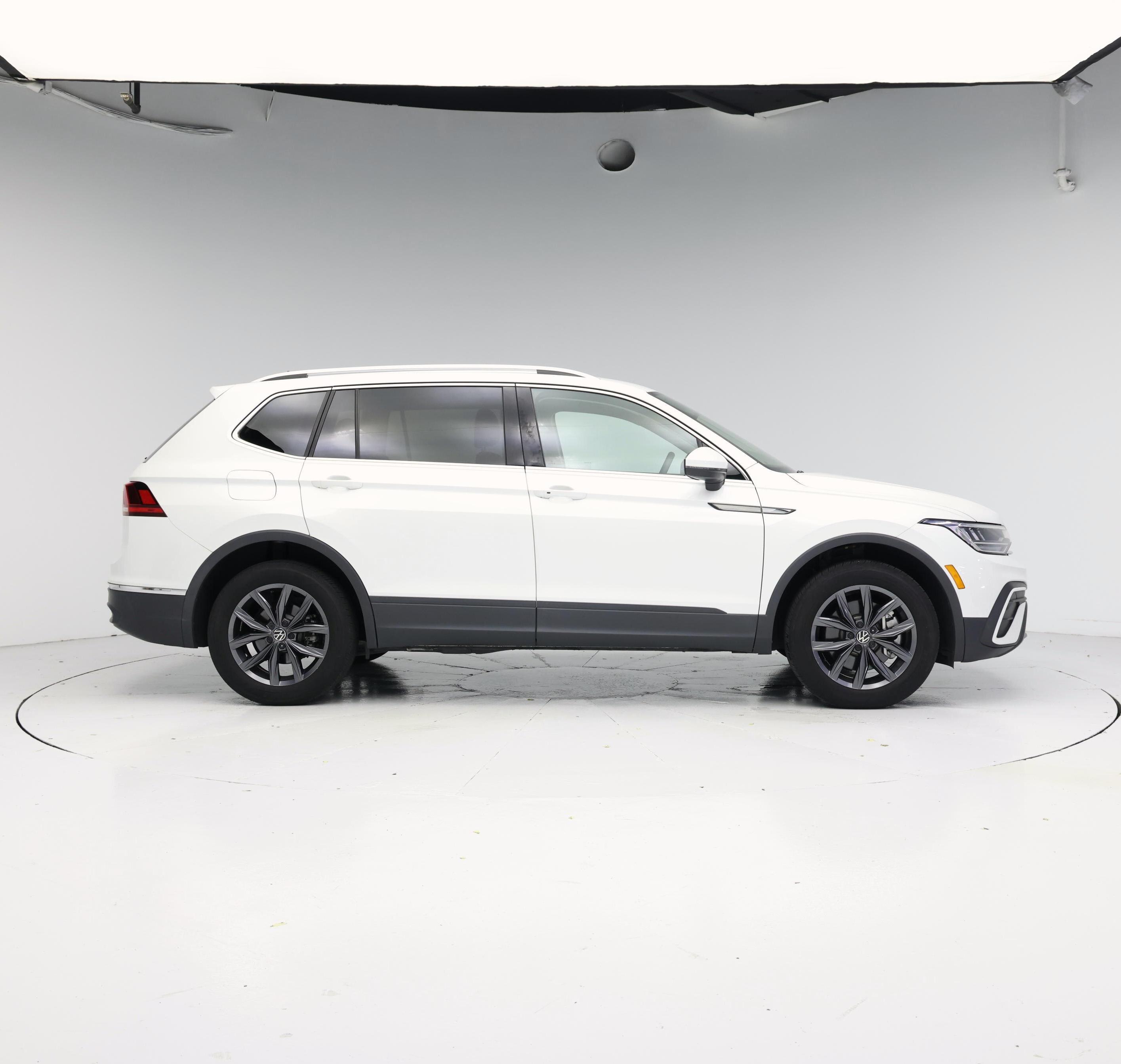 Thumbnail: 2023 Volkswagen Tiguan - 7