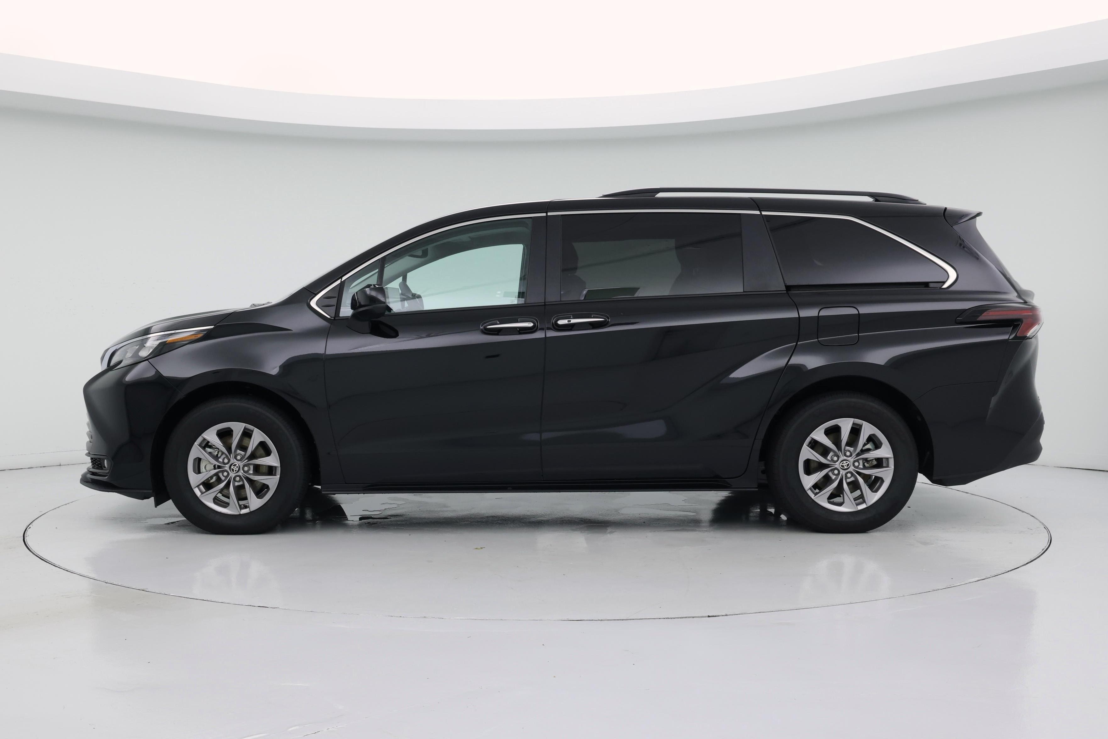 Thumbnail: 2026 Toyota Sienna - 3