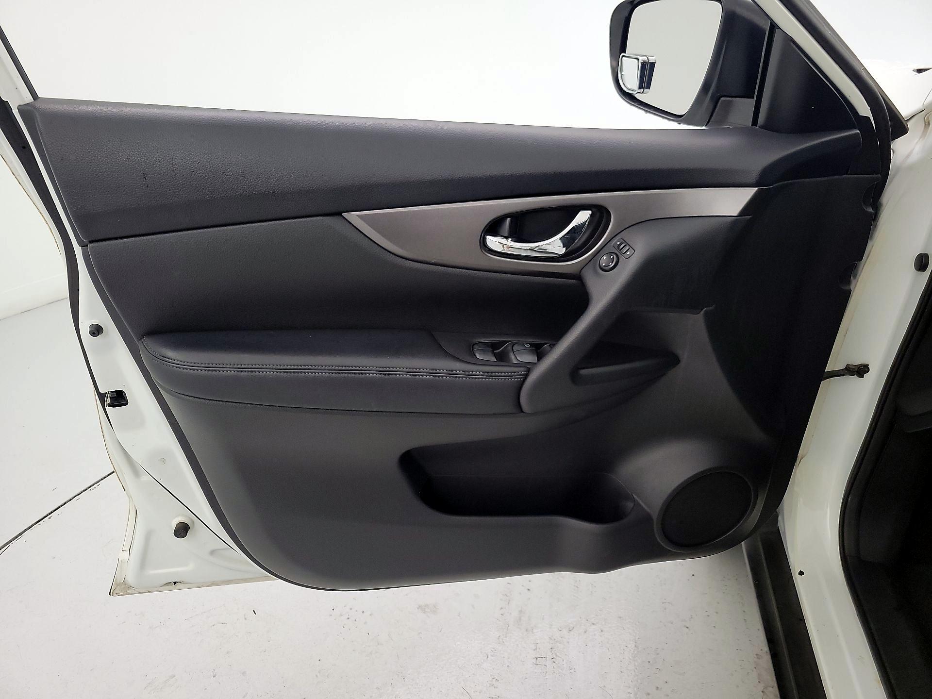 Thumbnail: 2016 Nissan Rogue - 12