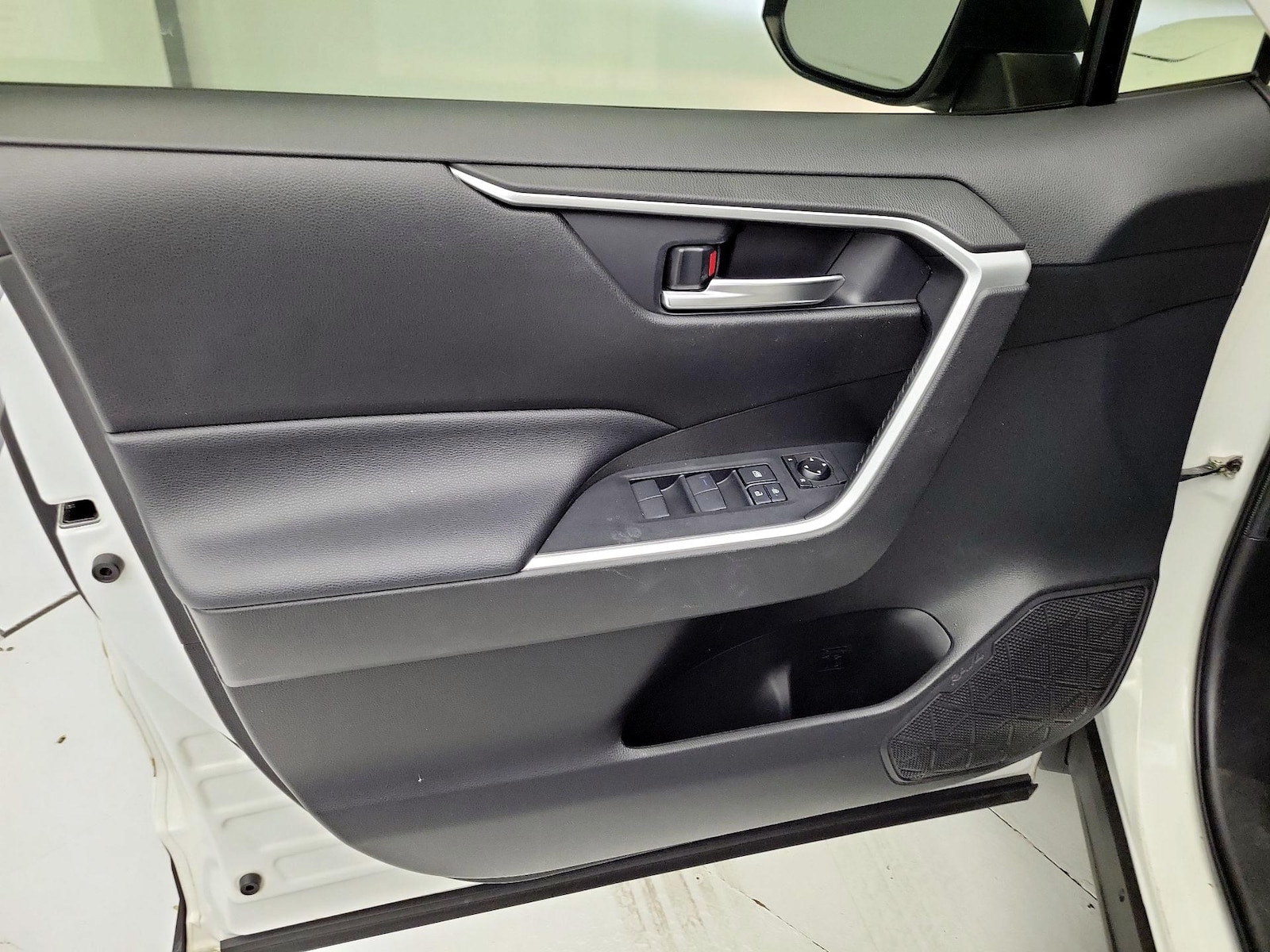 2020 Toyota RAV4 XLE - Photo 13